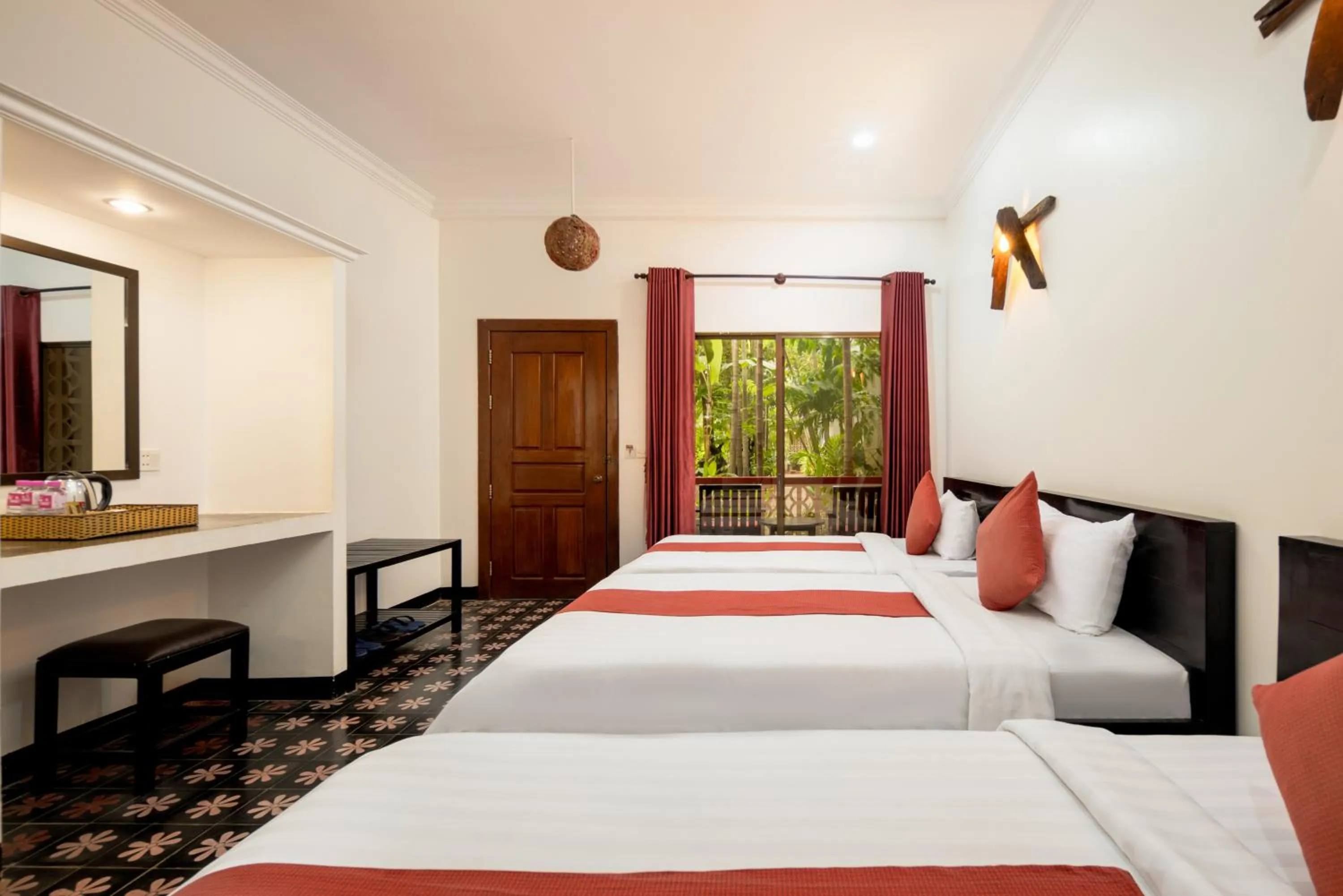 Pool view, Bed in La Niche D'angkor Boutique Hotel