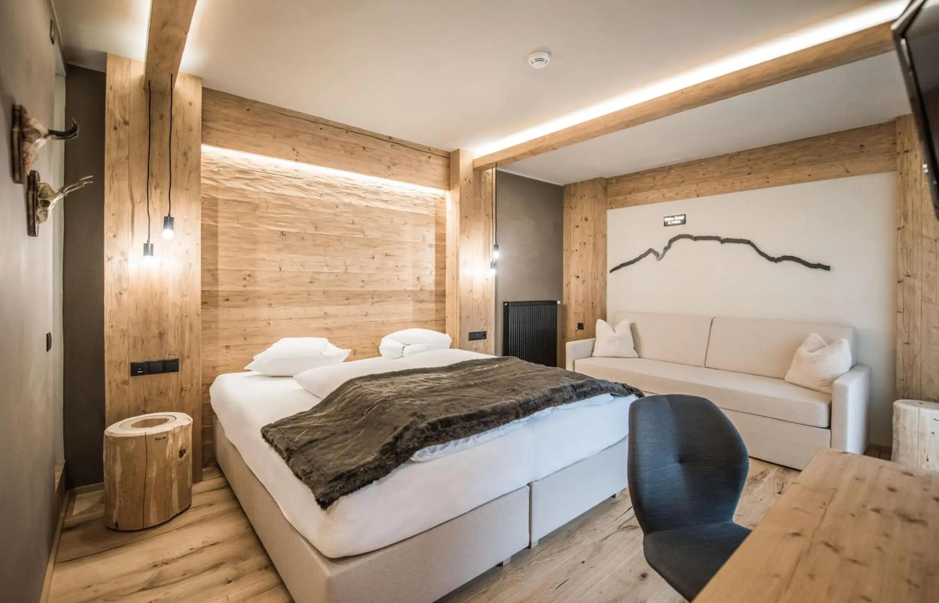 Deluxe Double Room with Balcony in Hotel Edelweiss Deluxe Double Room with Balcony in Hotel Edelweiss