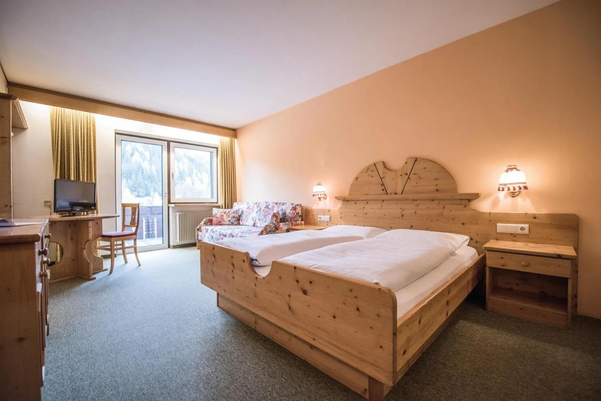 Bedroom, Bed in Hotel Edelweiss