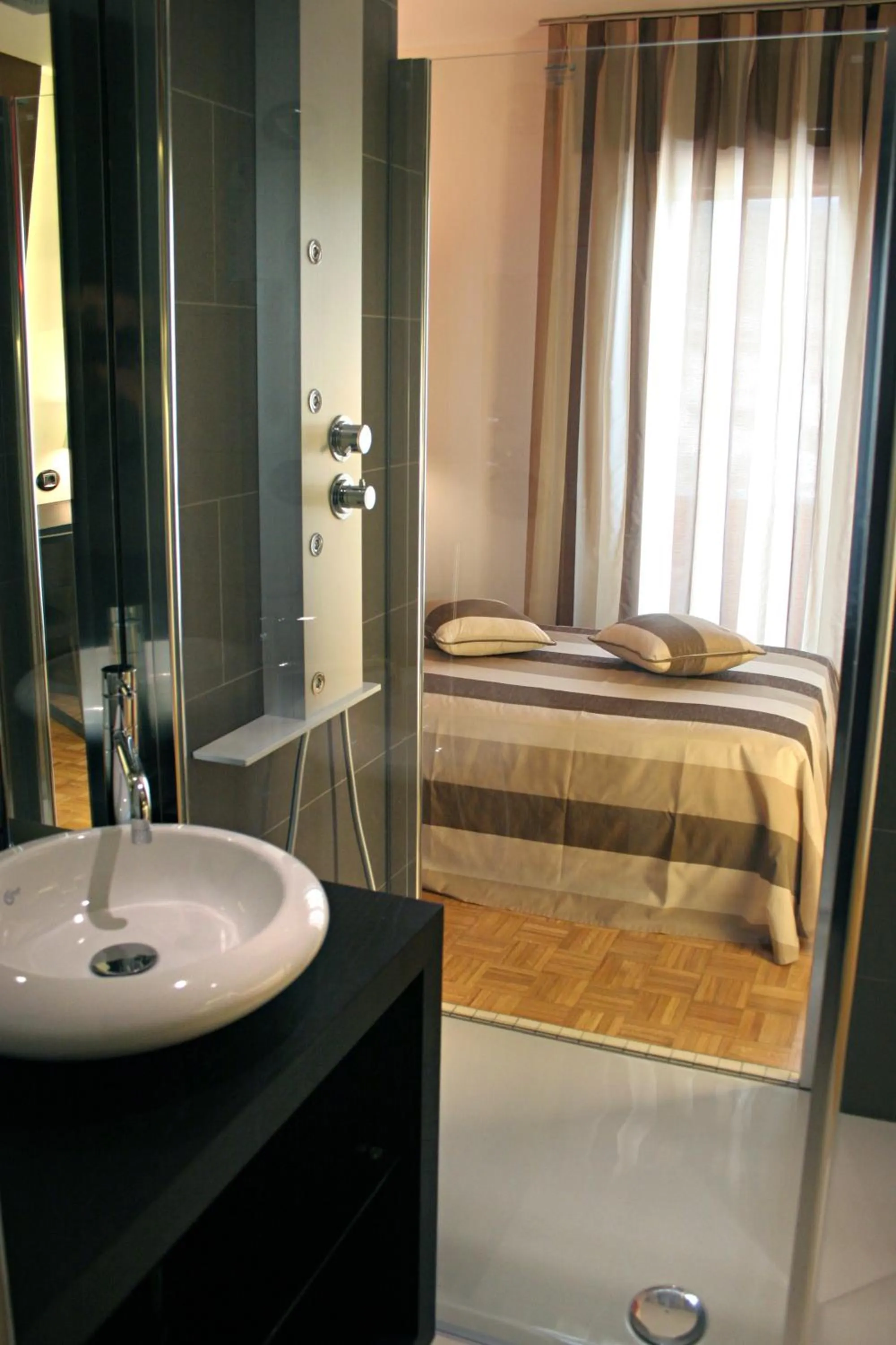 Bathroom, Bed in Hotel La Pergola