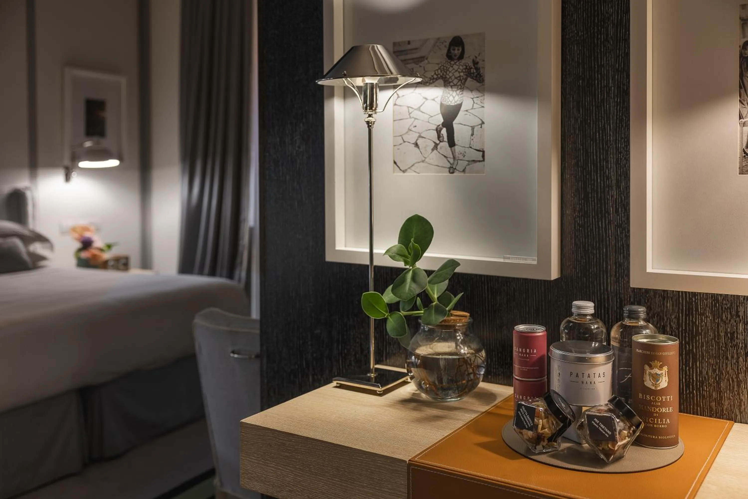 minibar, Bed in Portrait Roma - Lungarno Collection
