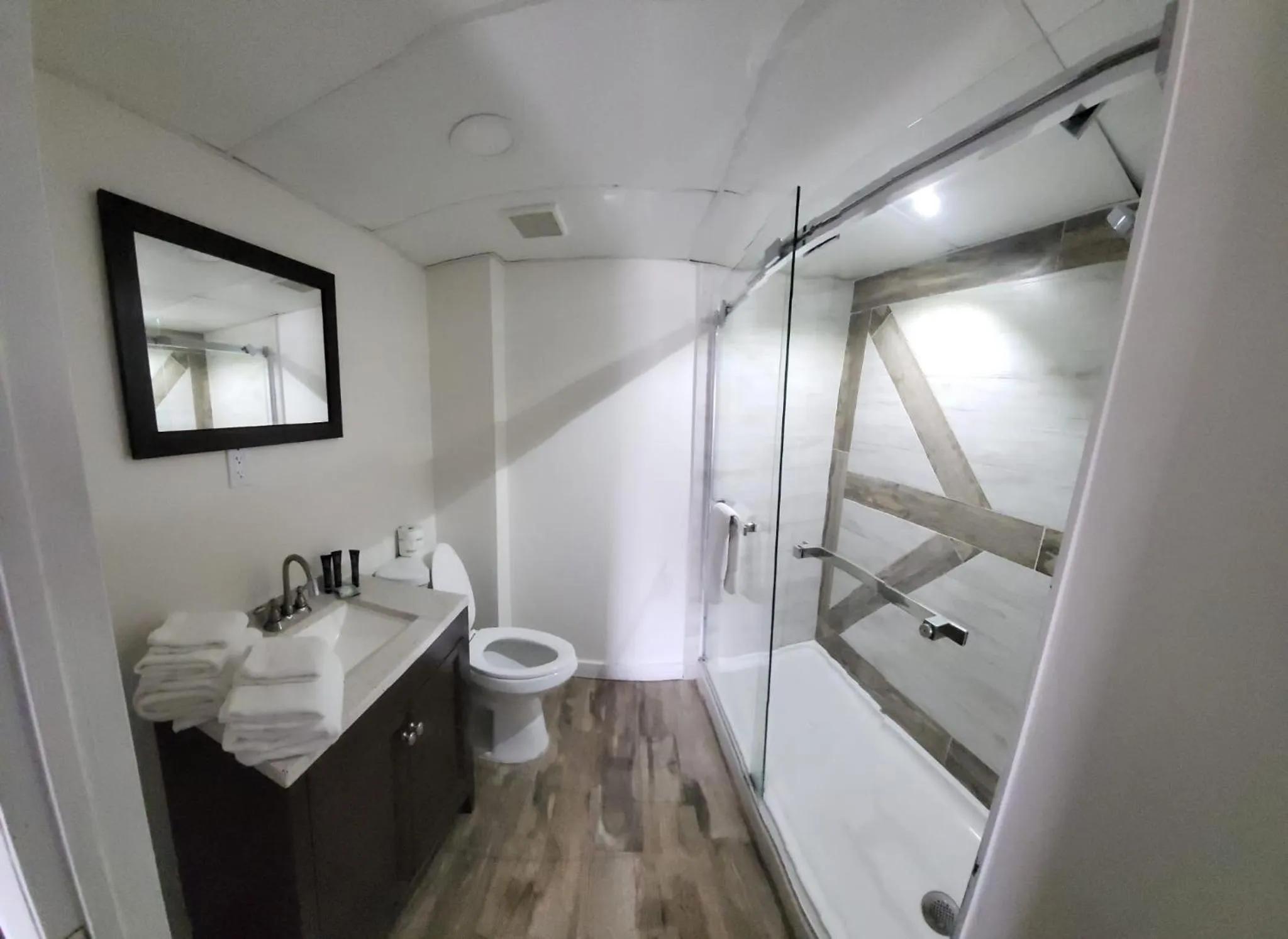 Bathroom, Bed in Penn Lodge Hotel & Suites Philadelphia - Bensalem