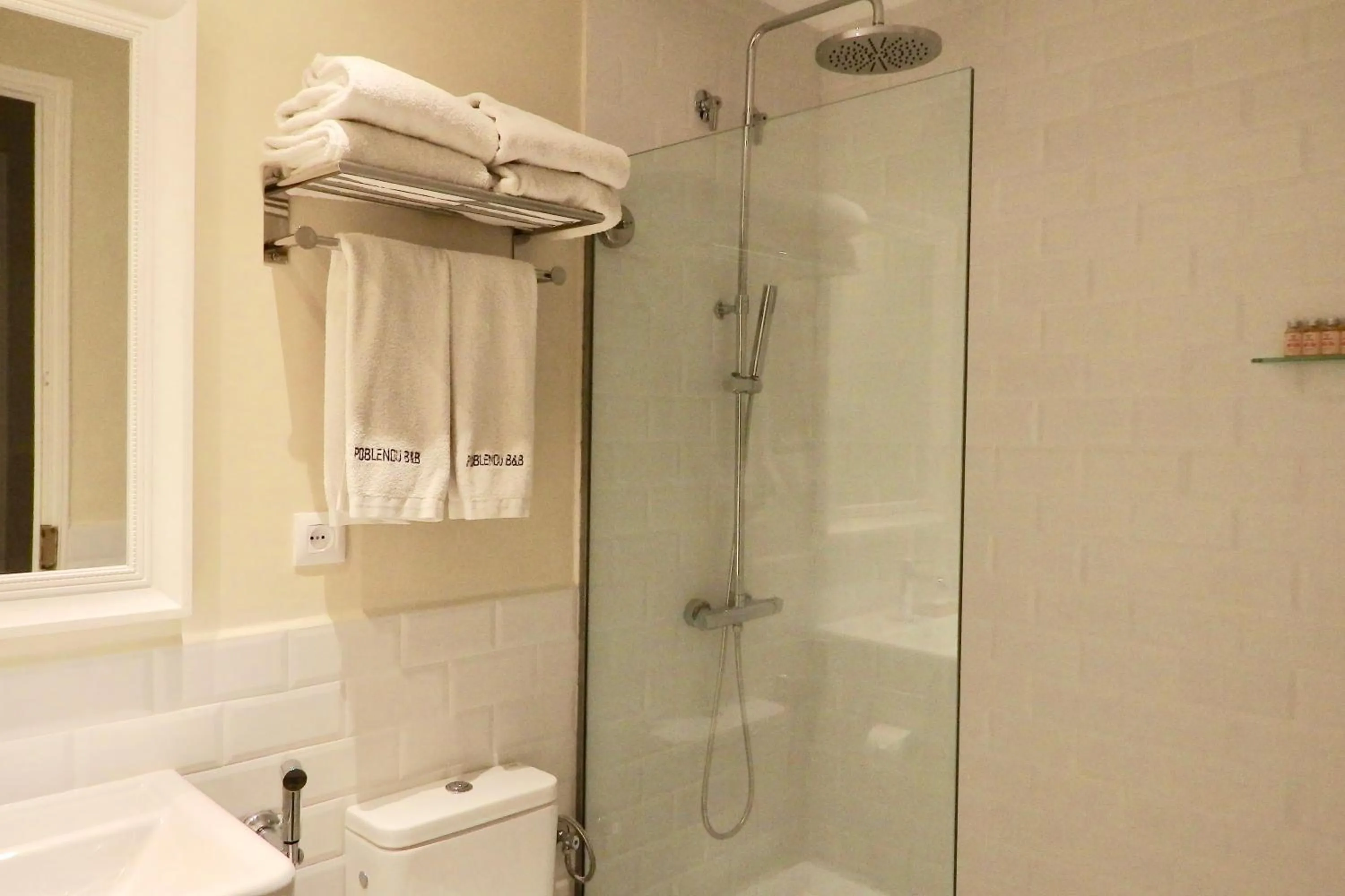 Bathroom in Hostal Poblenou