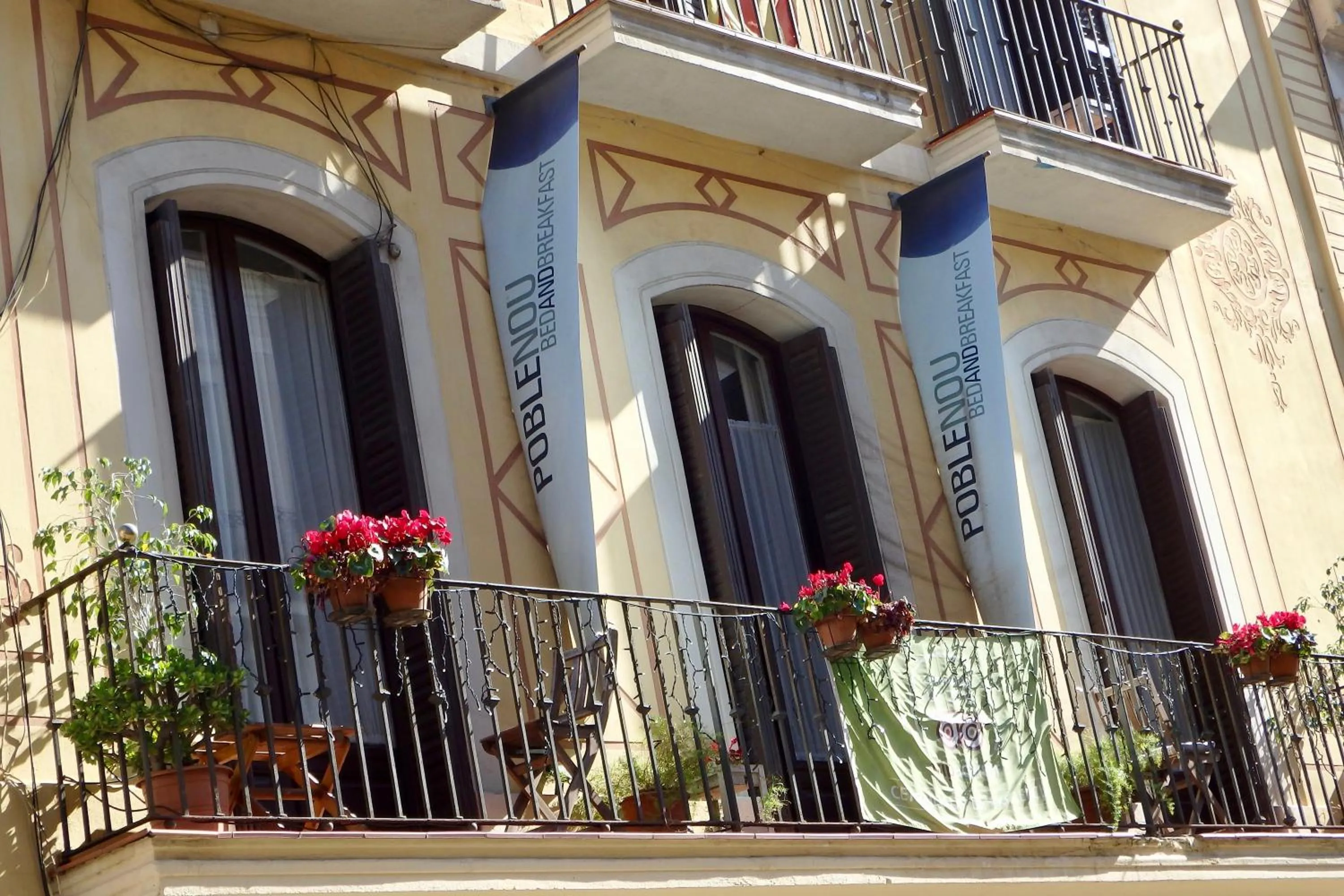 Facade/entrance in Hostal Poblenou