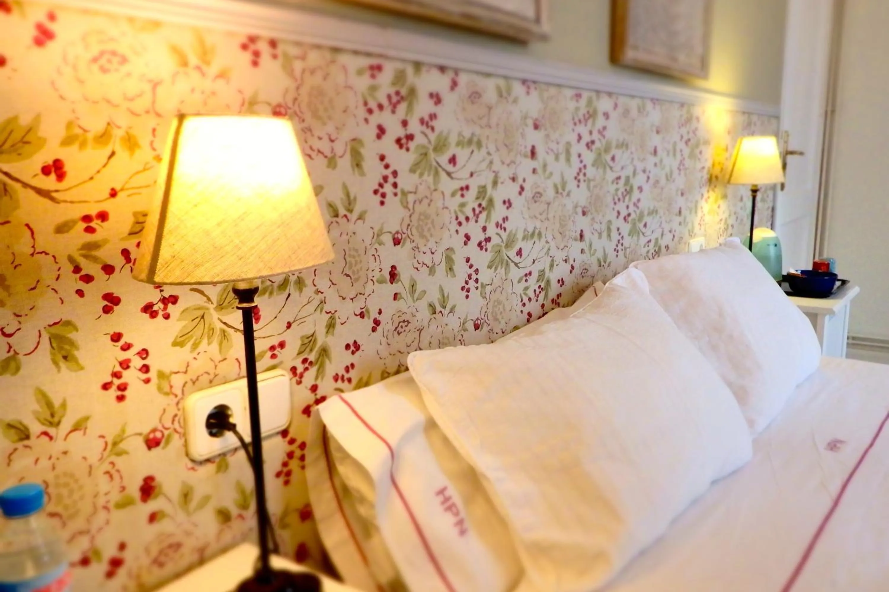 Decorative detail, Bed in Hostal Poblenou