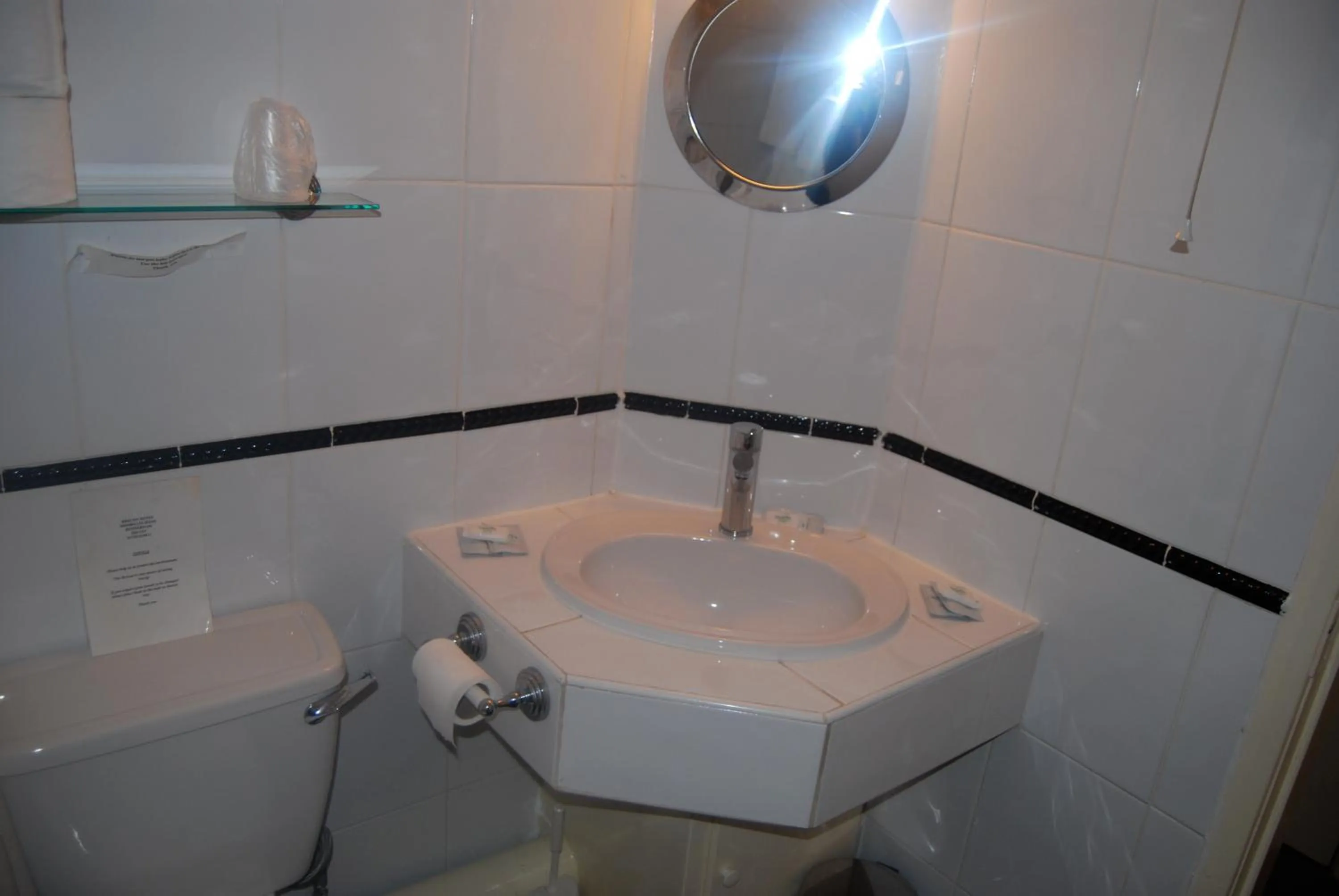 Bathroom in Brecon Hotel Sheffield Rotherham