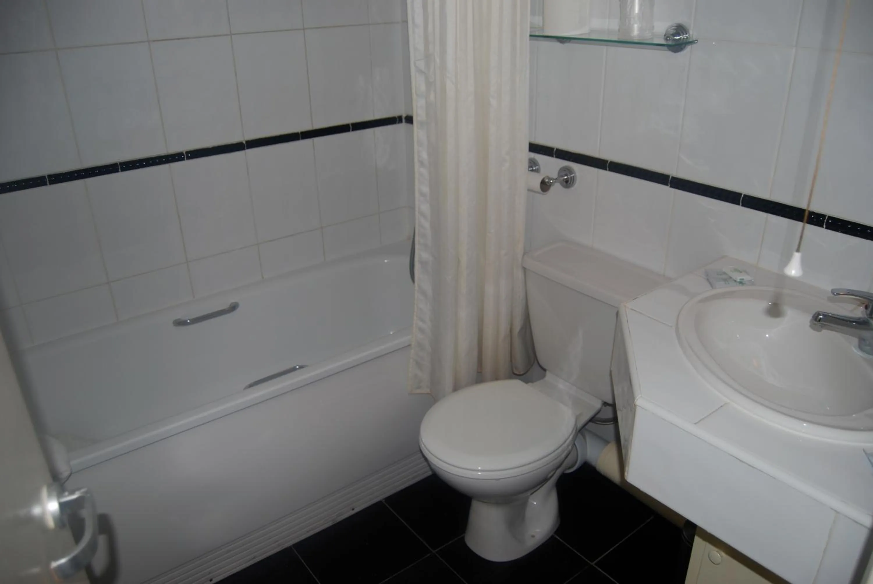 Bathroom in Brecon Hotel Sheffield Rotherham