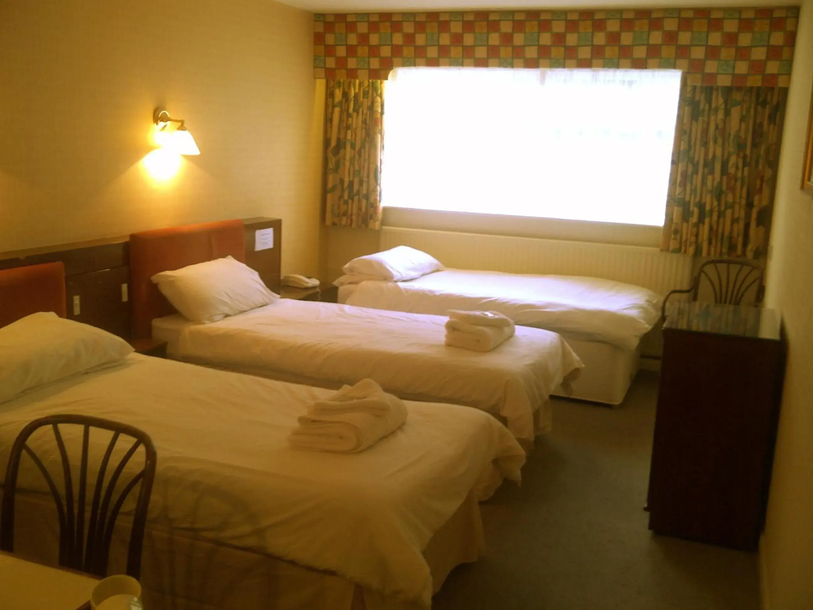 Triple Room Ensuite in Brecon Hotel Sheffield Rotherham Triple Room Ensuite in Brecon Hotel Sheffield Rotherham