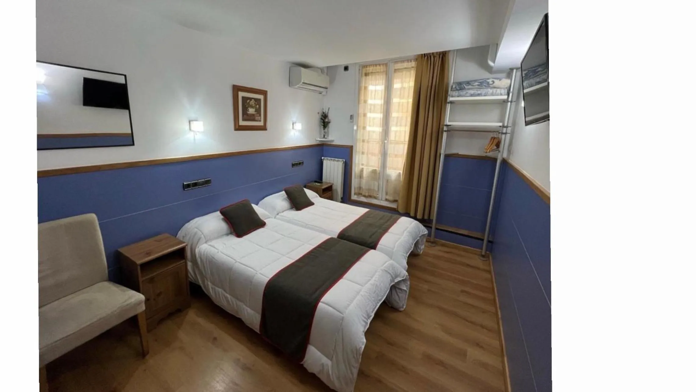 Photo of the whole room, Bed in Pensión Irune by Vivere Stays