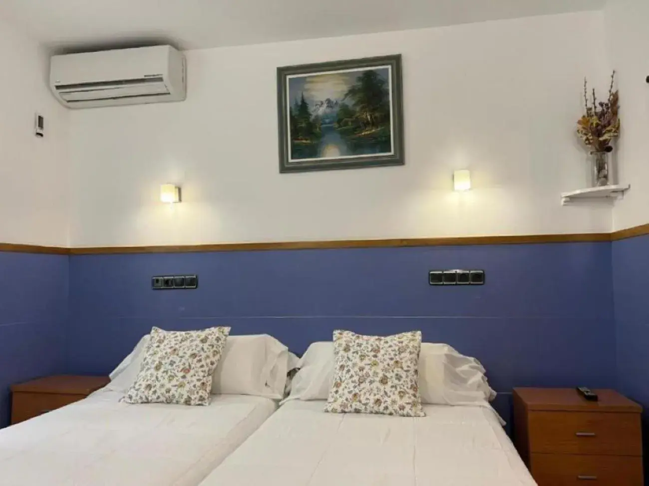 Twin Room with Extra Bed in Pensión Irune by Vivere Stays Twin Room with Extra Bed in Pensión Irune by Vivere Stays