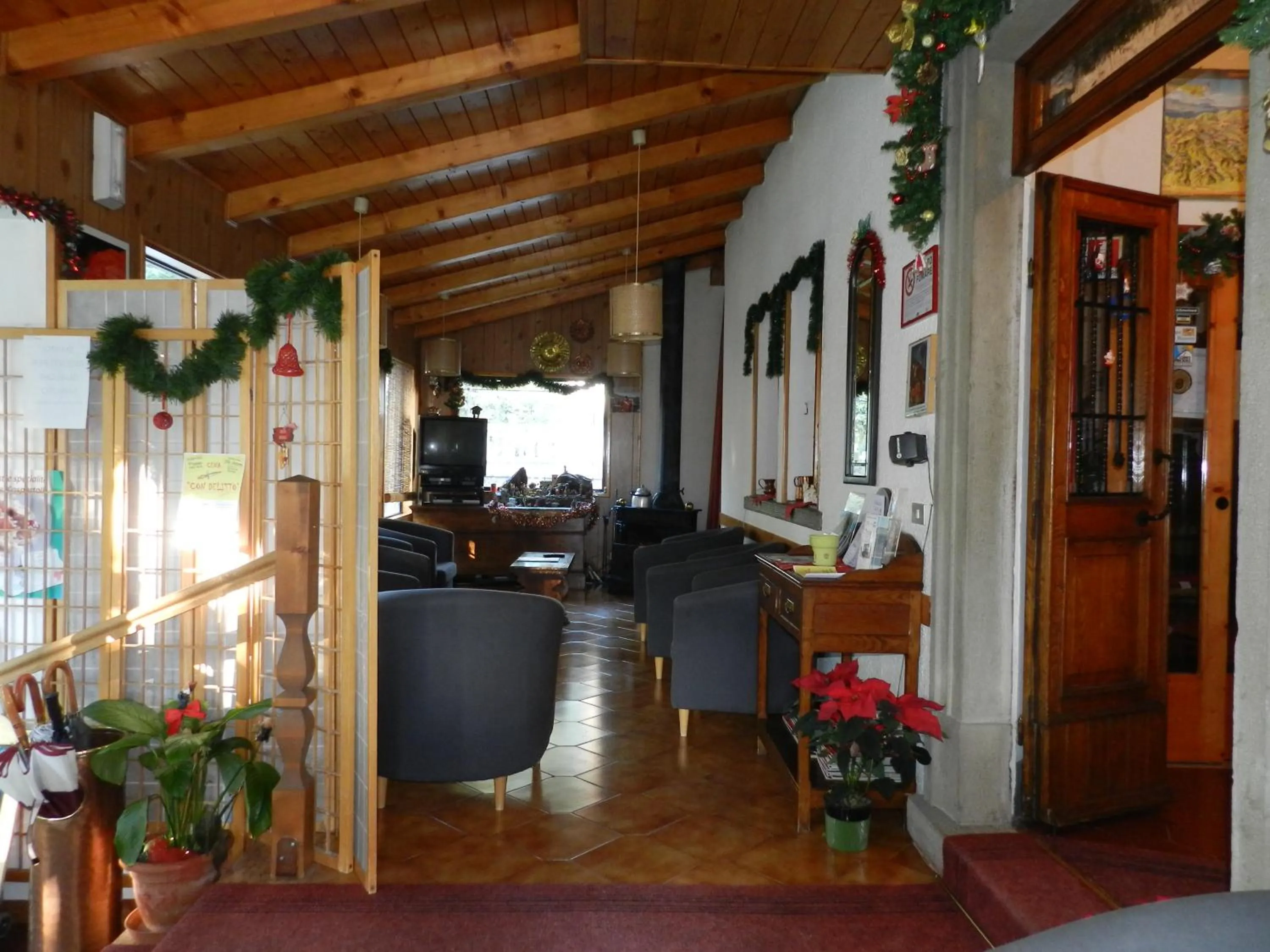 Communal lounge/ TV room in Albergo Ristorante Villa Svizzera