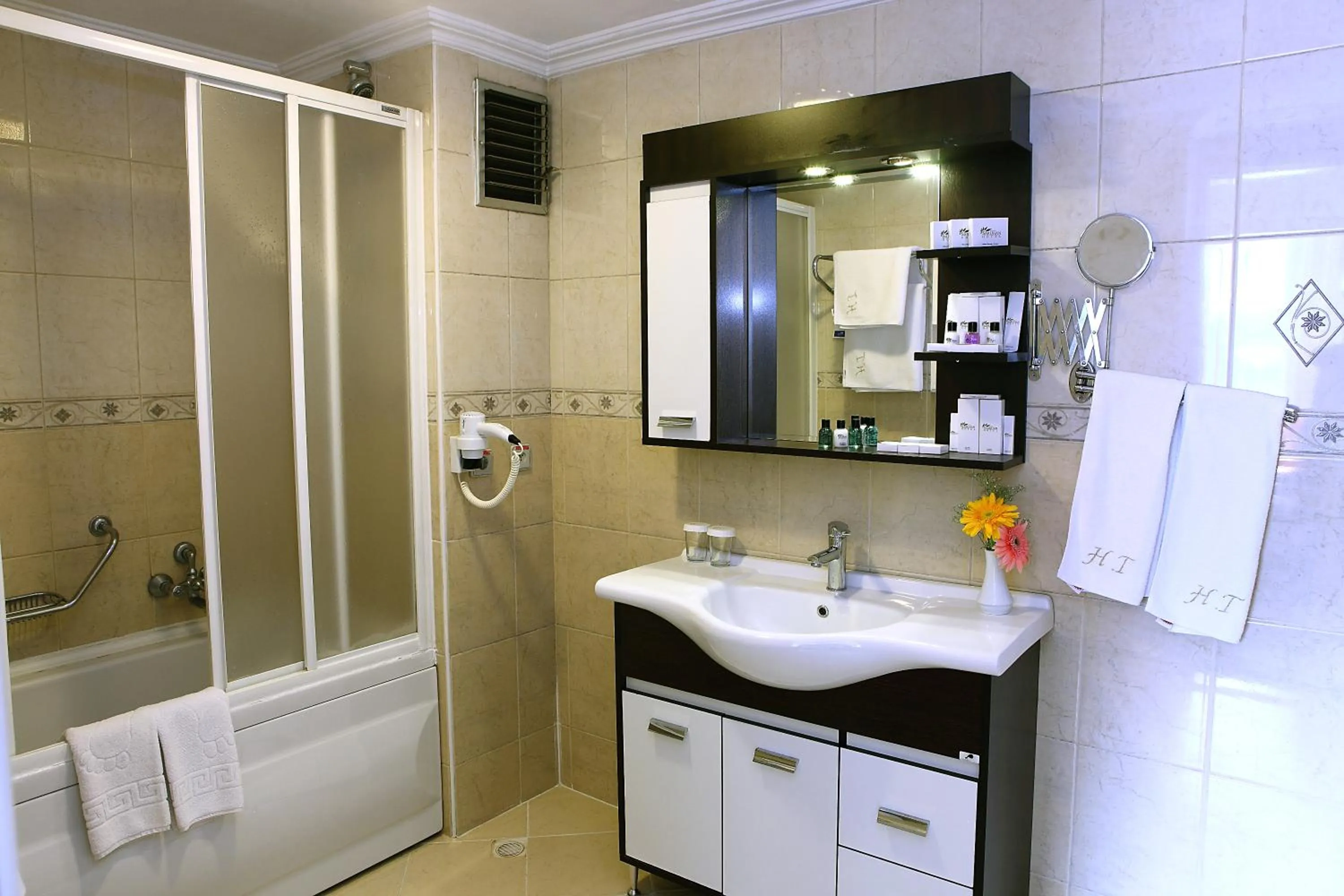 Shower in Buyuk Saruhan Hotel