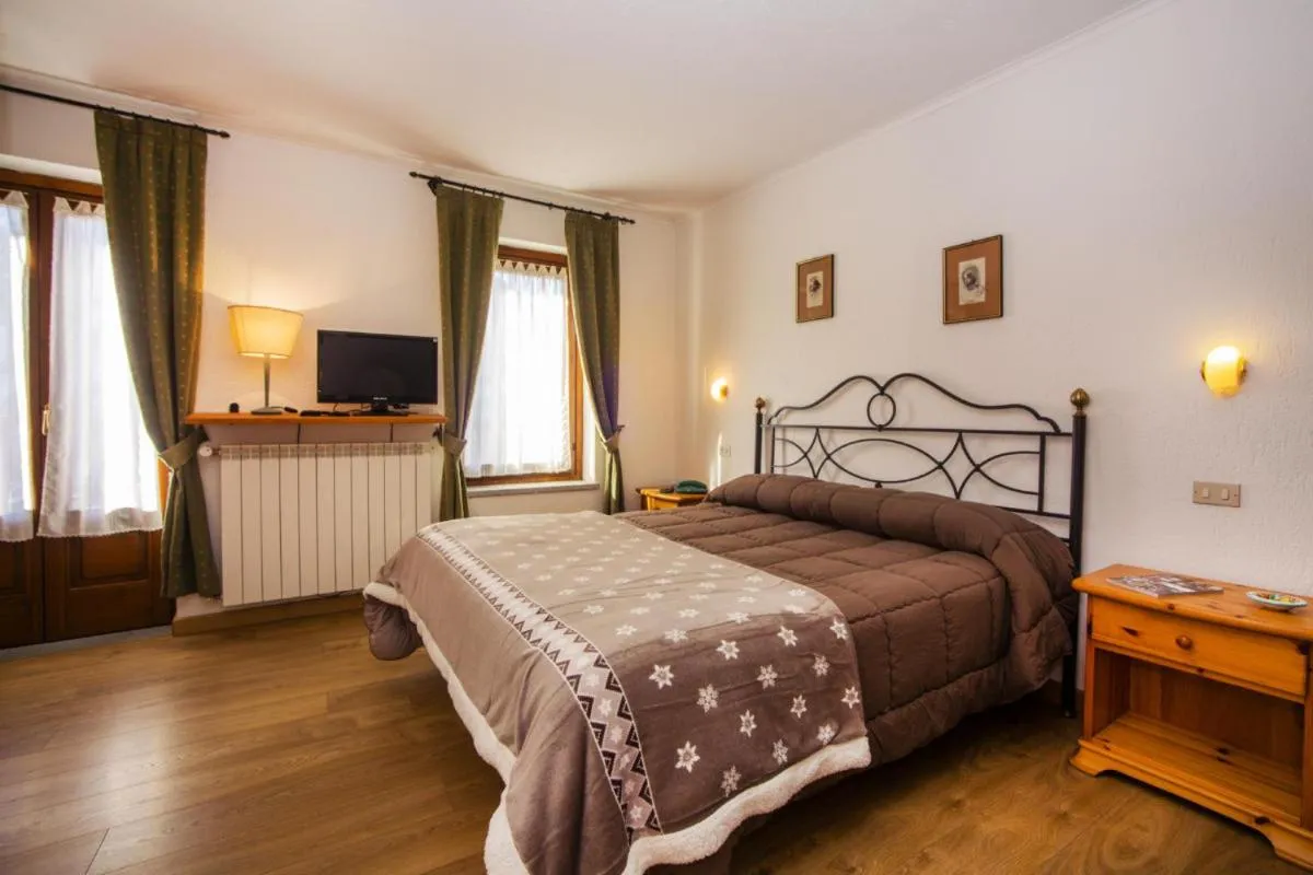 Bedroom, Bed in Hotel Chalet Joli