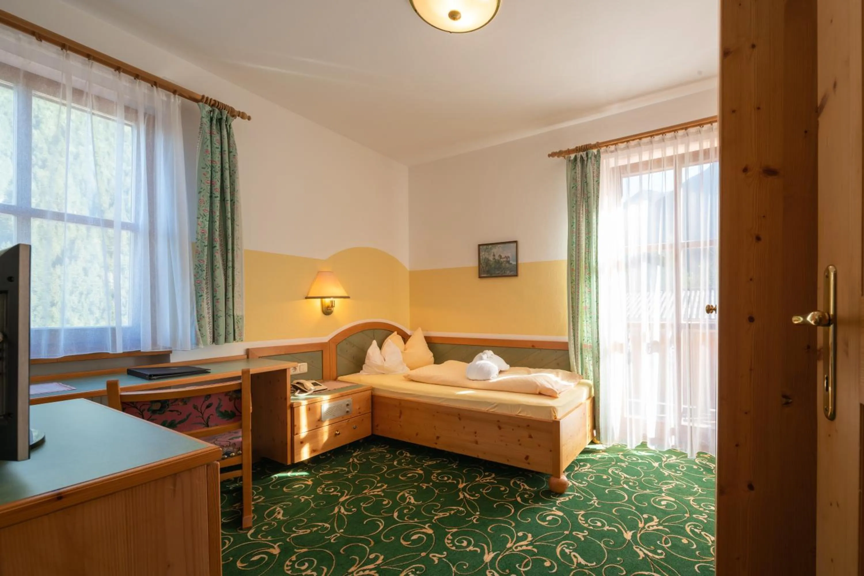 Photo of the whole room, Bed in Hotel Krimmlerfälle