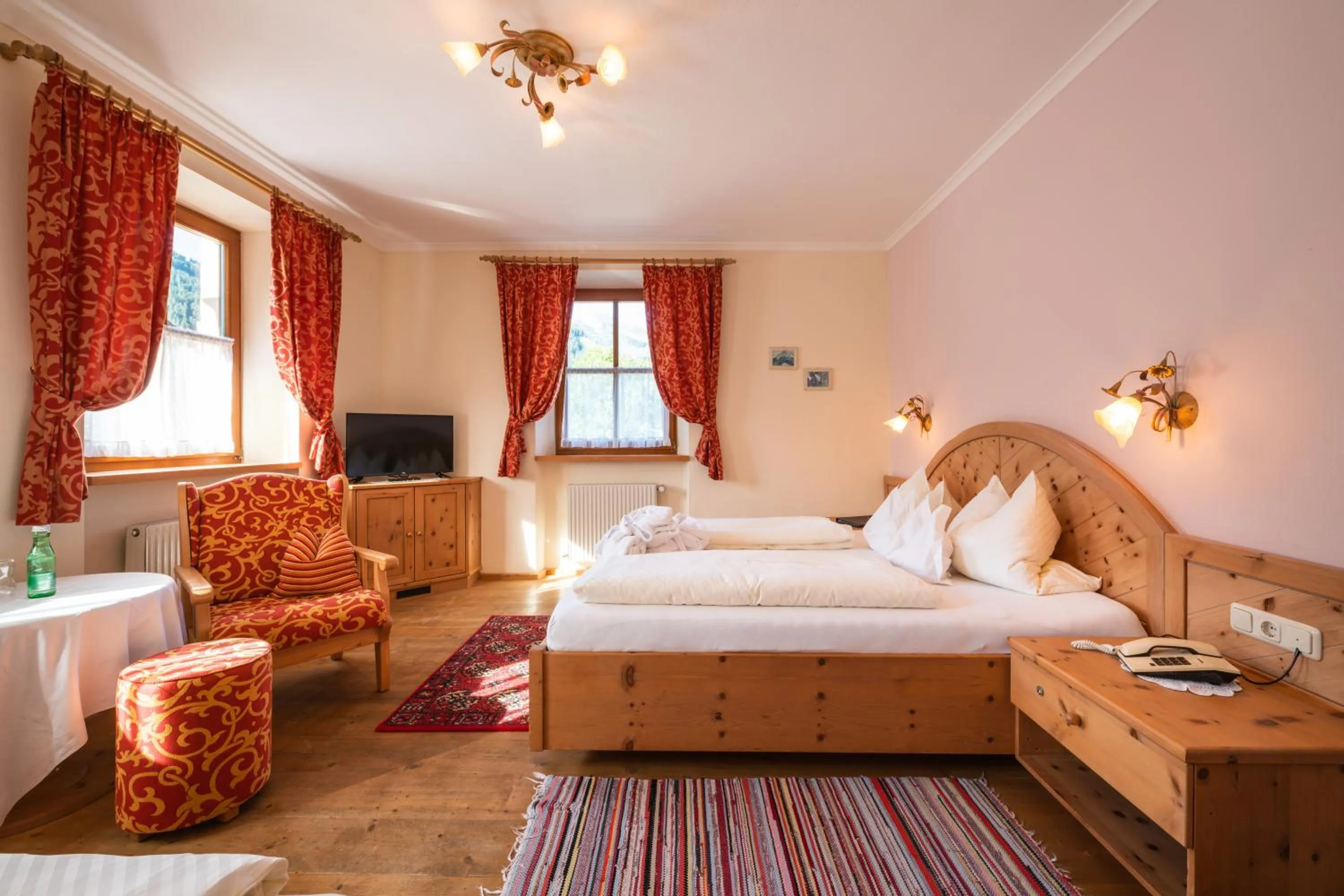 Photo of the whole room, Bed in Hotel Krimmlerfälle