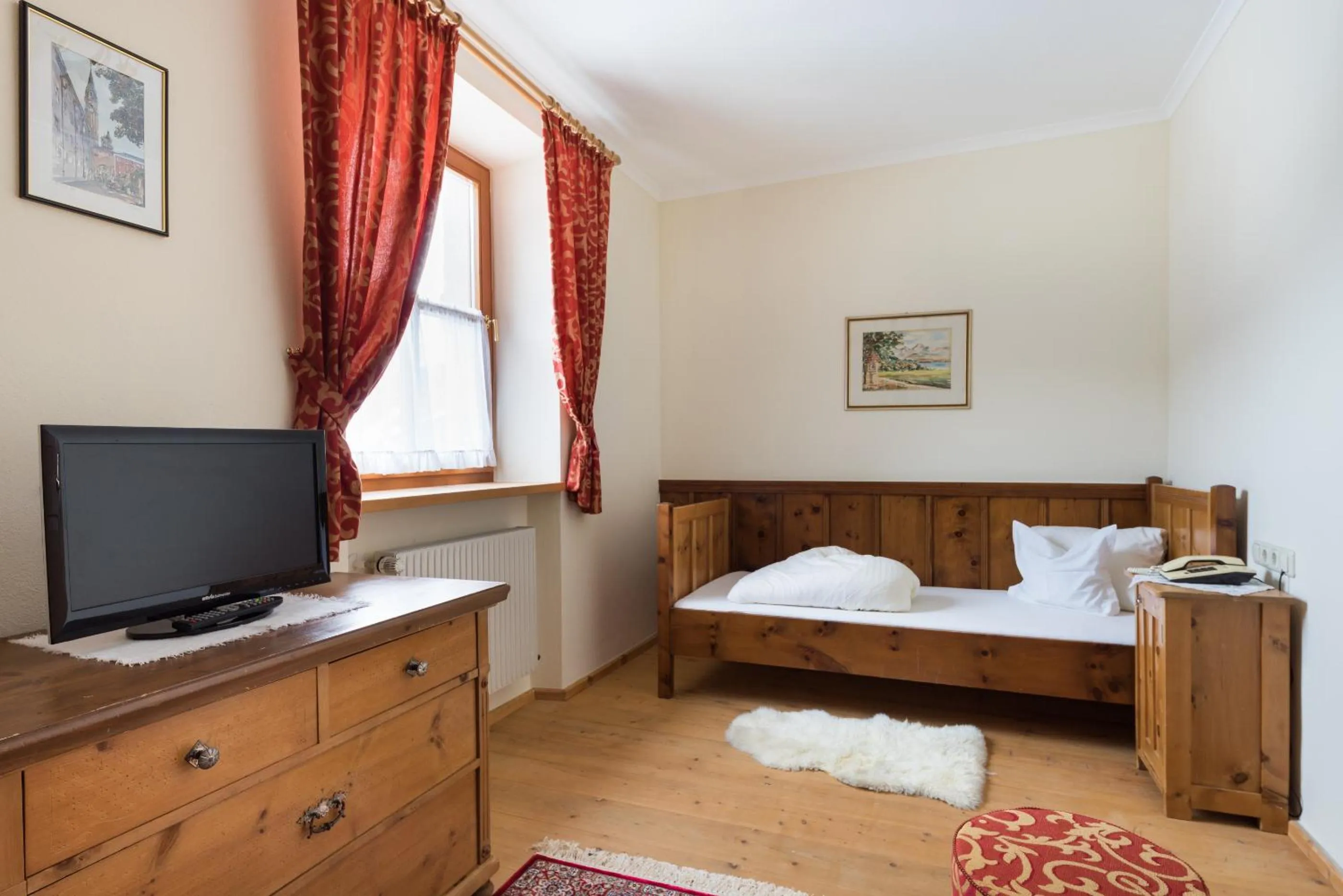 Photo of the whole room, Bed in Hotel Krimmlerfälle