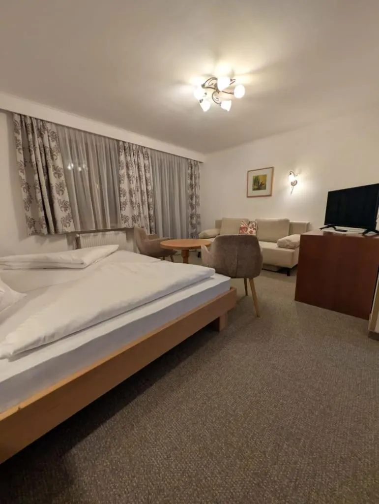 Photo of the whole room, Bed in Hotel Krimmlerfälle