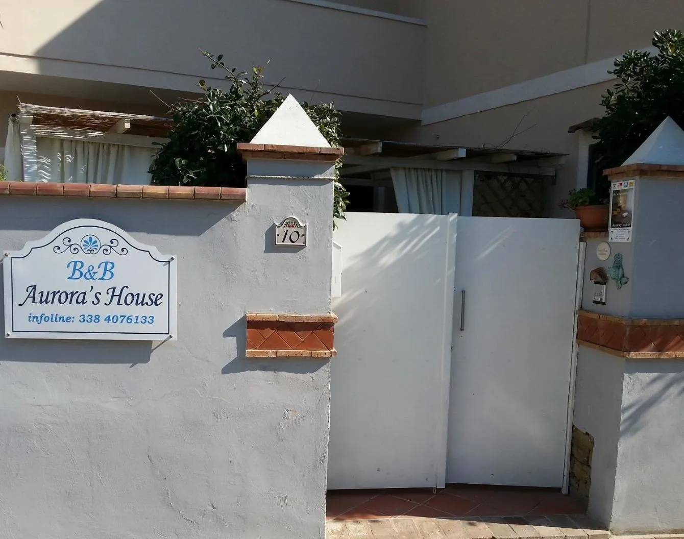 Facade/entrance in B&B Aurora's House