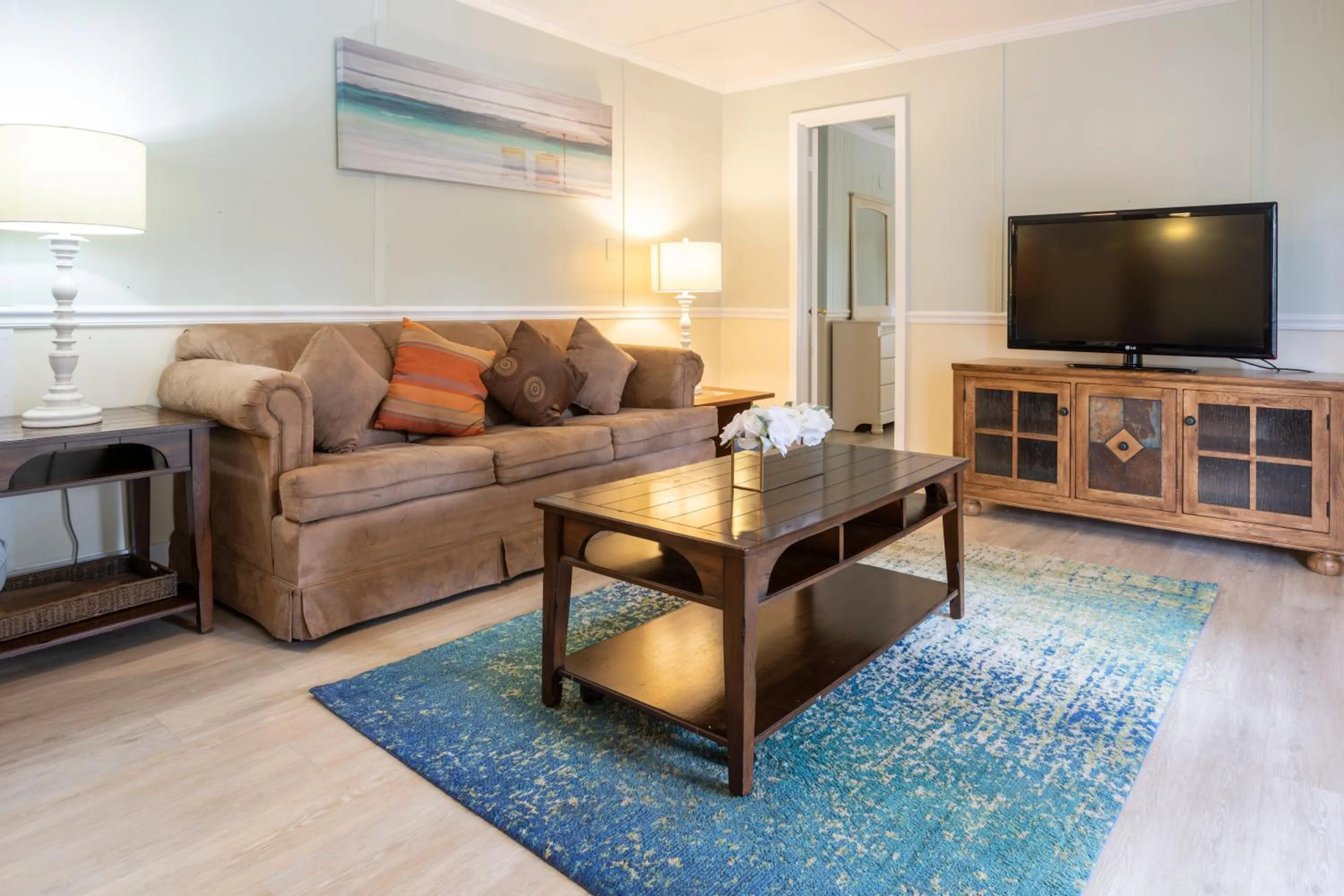 Living room in Blackbeard's Lodge