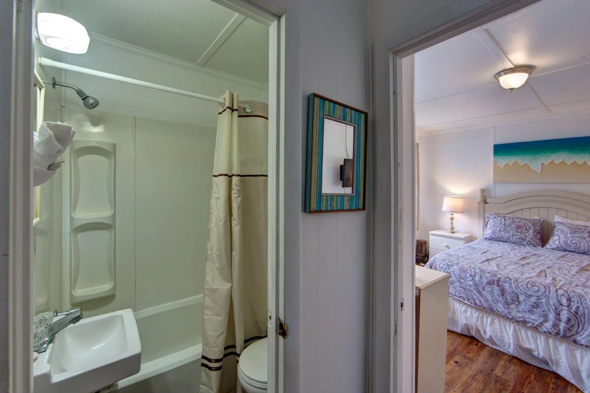 Bathroom, Bed in Blackbeard's Lodge