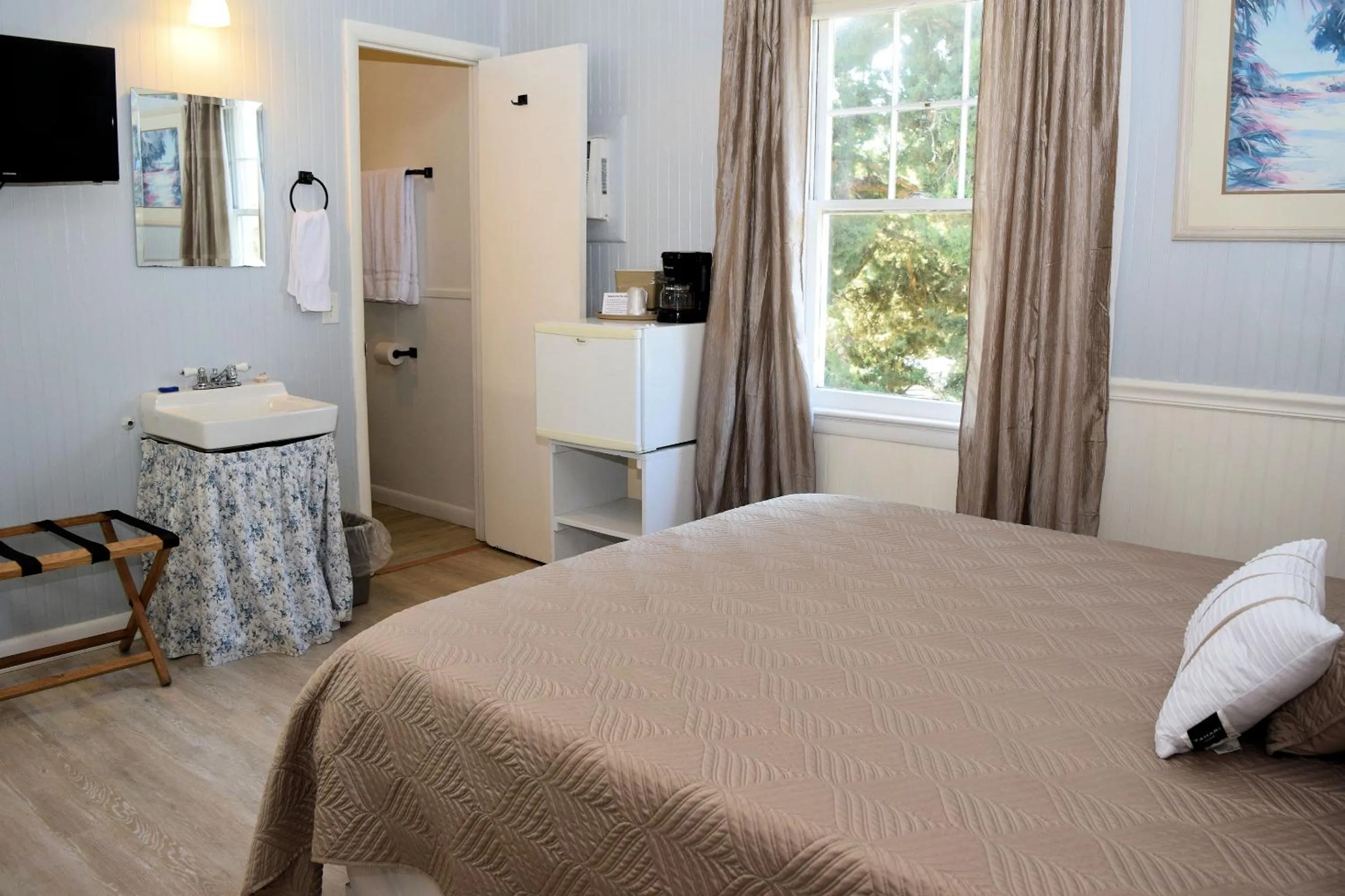 Bed in Blackbeard's Lodge