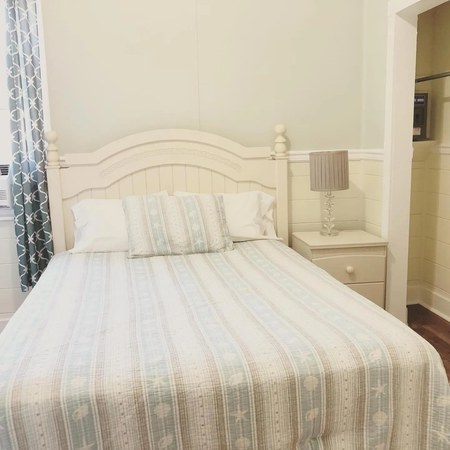 Bed in Blackbeard's Lodge