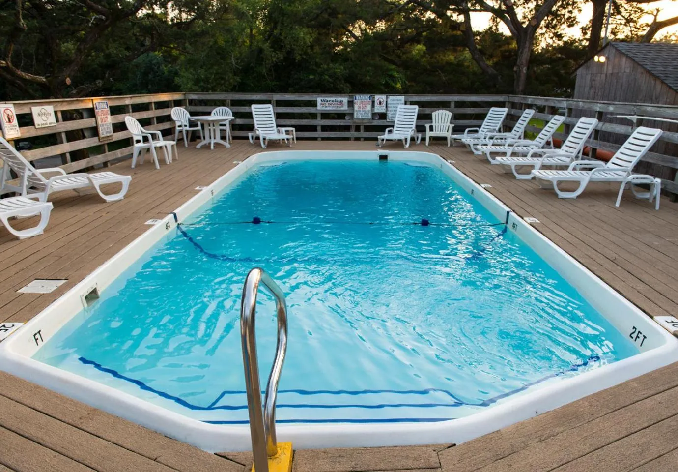 Dining area in Blackbeard's Lodge