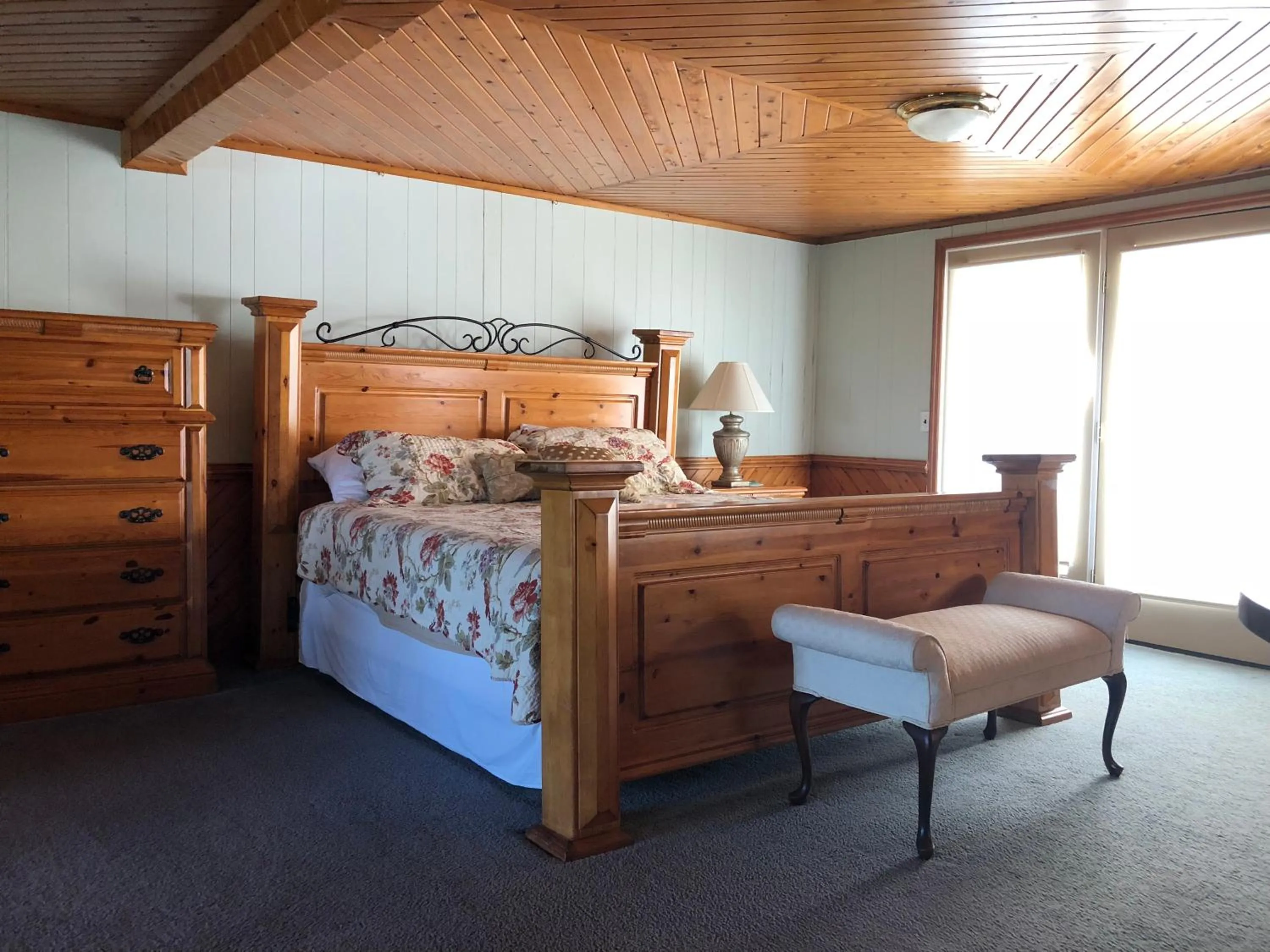 Bed in Blackbeard's Lodge