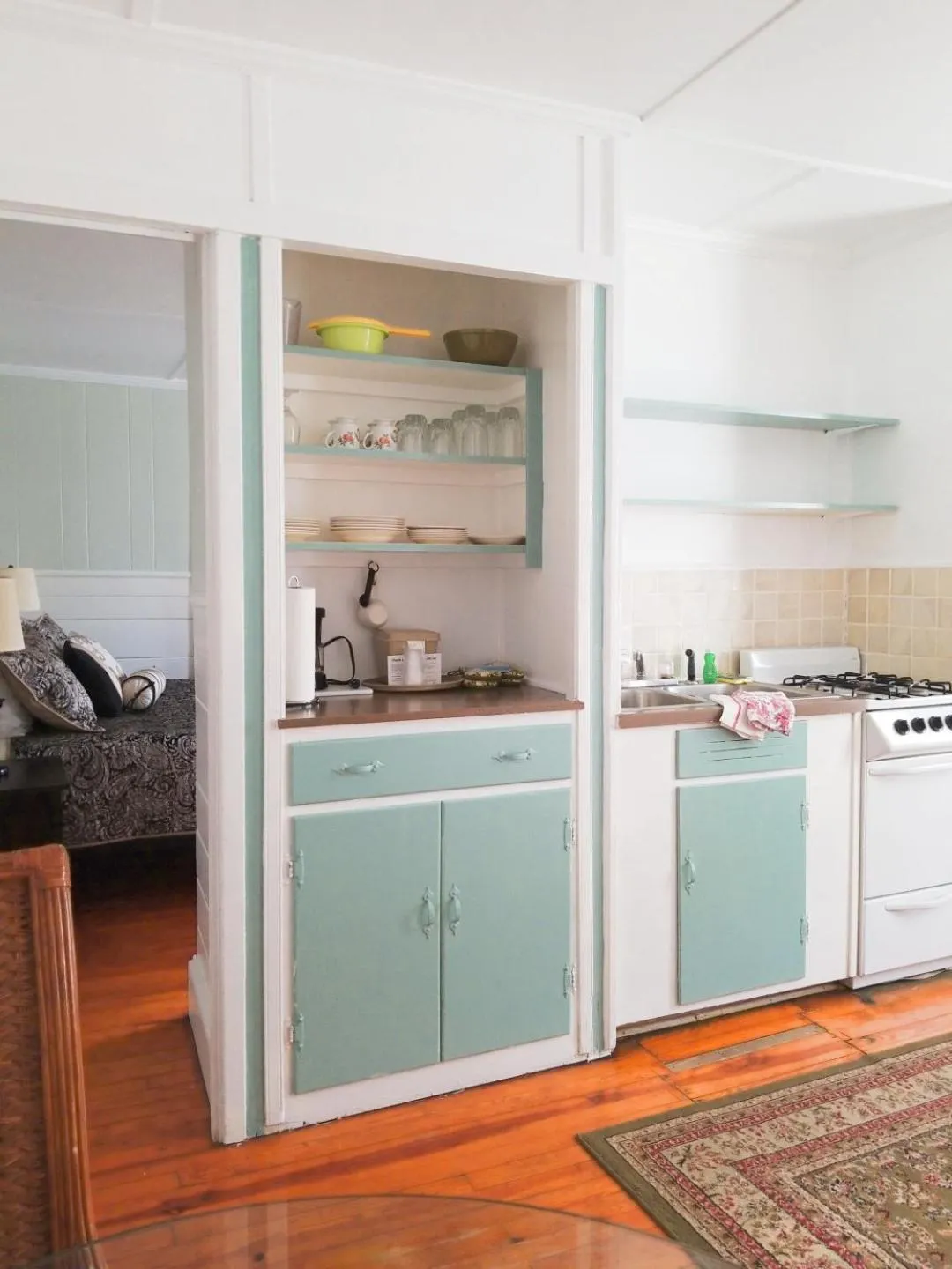 Kitchen or kitchenette in Blackbeard's Lodge