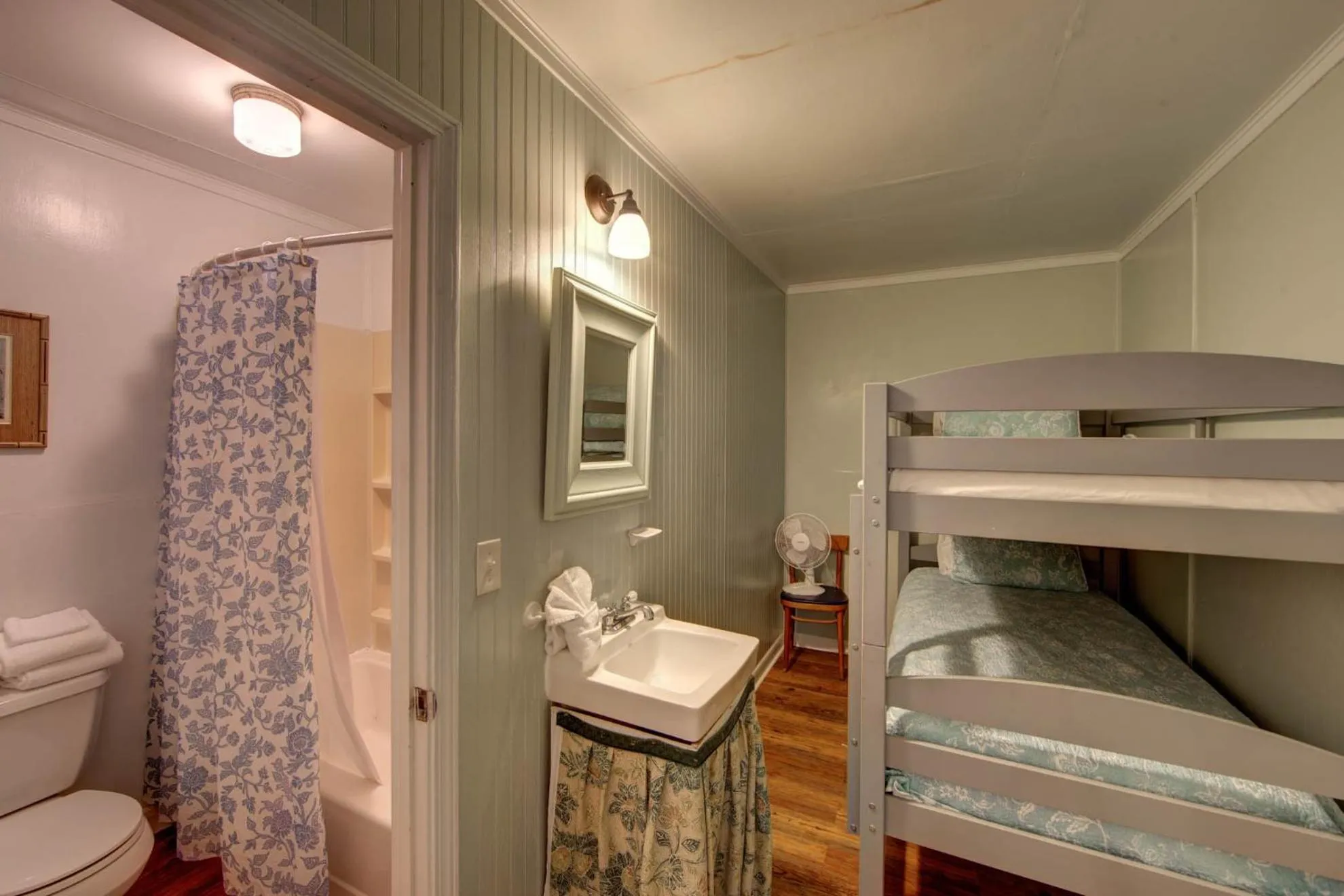 Bed in Blackbeard's Lodge