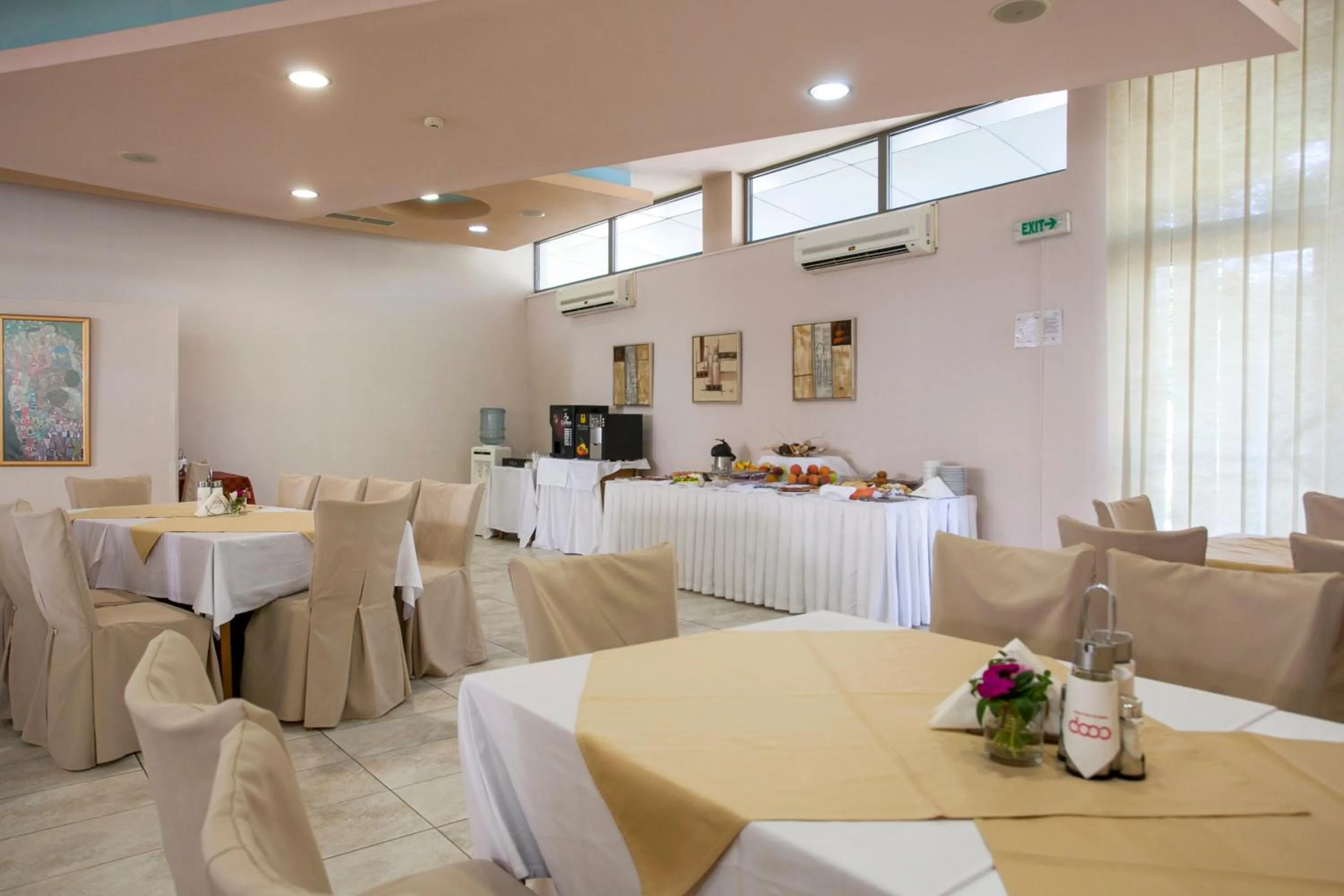 Restaurant/places to eat in Hotel Intelcoop