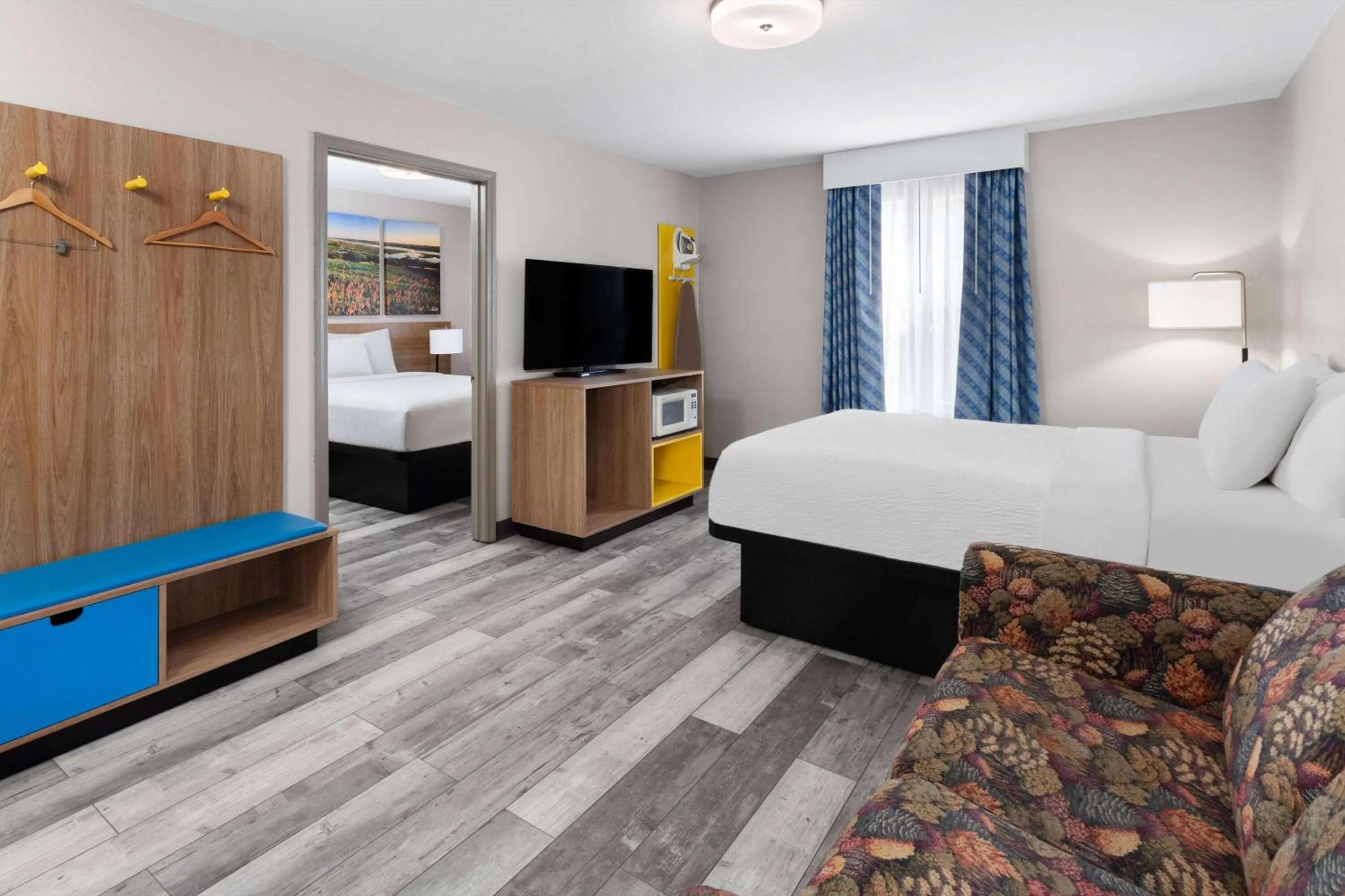 Bed in Days Inn & Suites by Wyndham Sellersburg