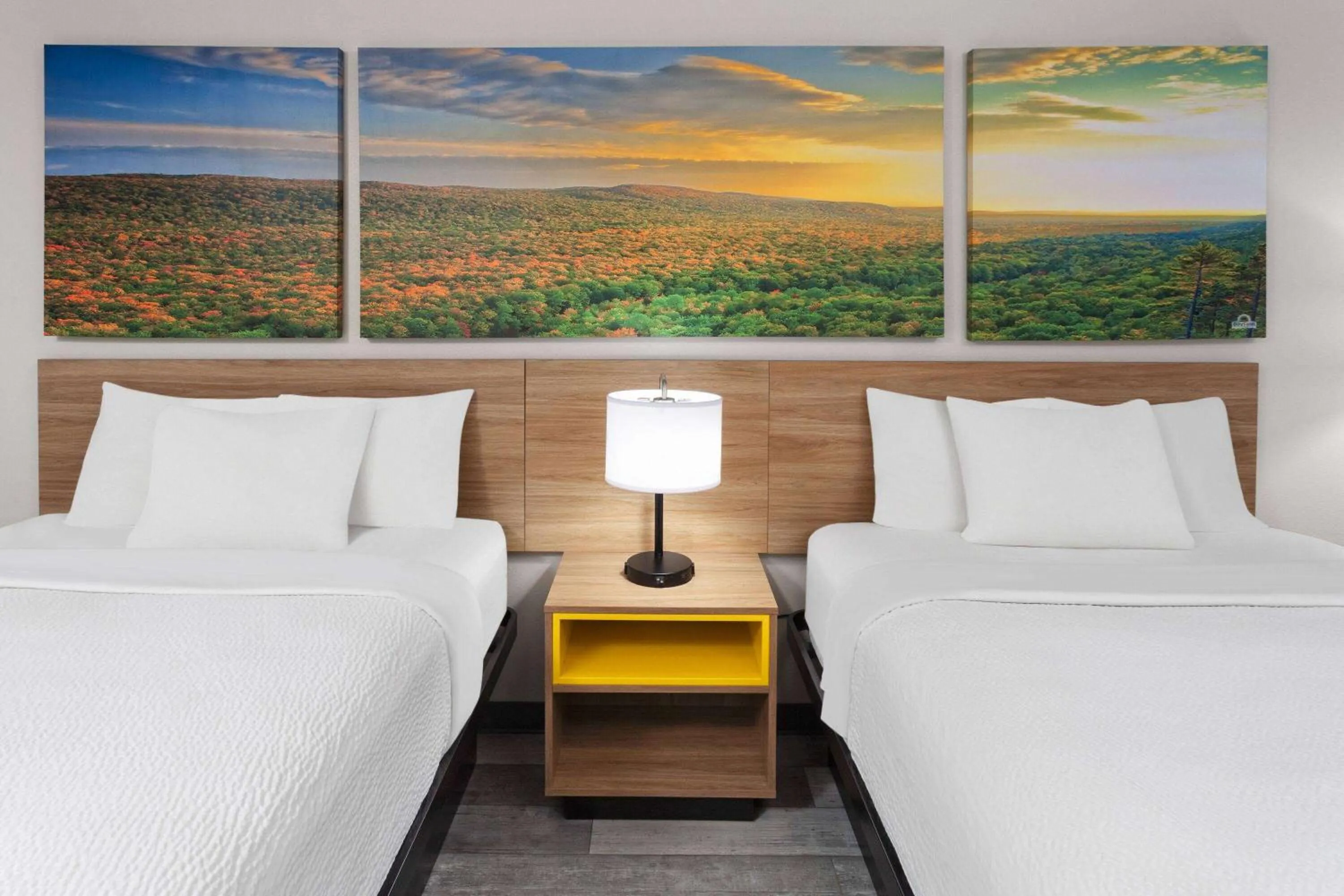 Bed in Days Inn & Suites by Wyndham Sellersburg