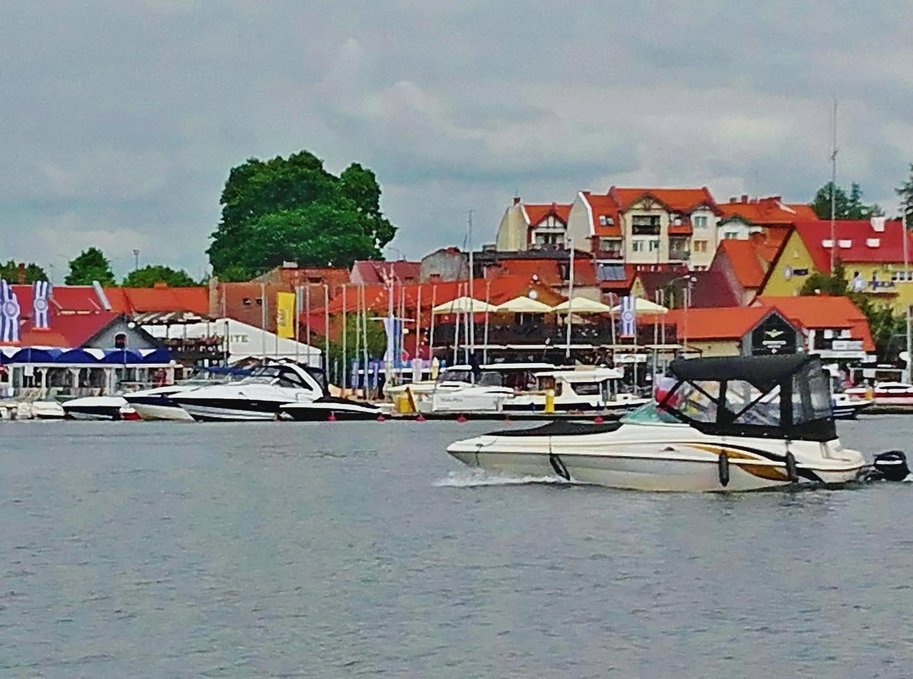 Nearby landmark in Mazurska Chata jezioro i aquapark 6 min, centrum i promenada 12 min