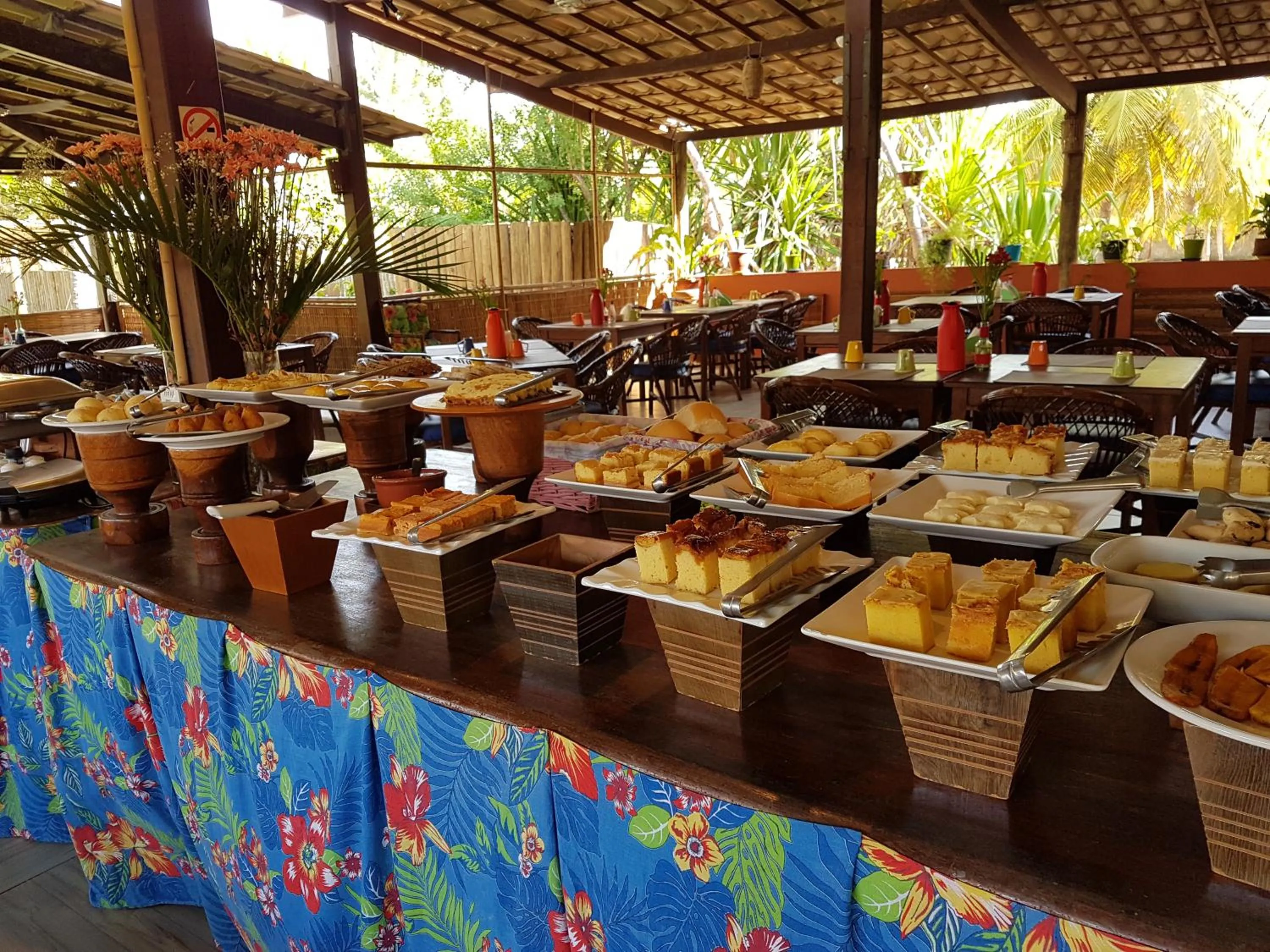 Buffet breakfast in Pousada Praia das Ondas - Pé na areia