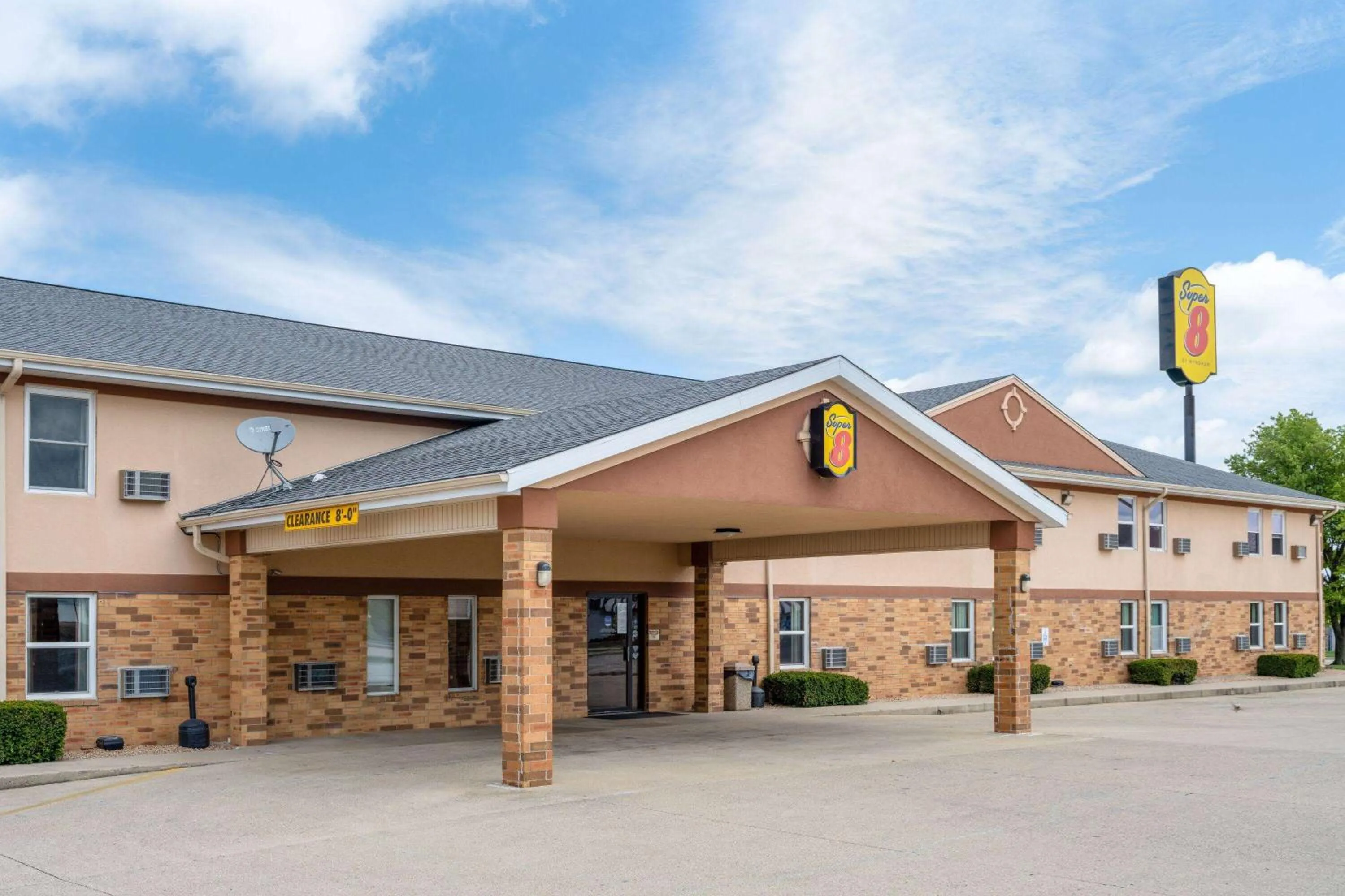 Property building in Super 8 by Wyndham Mattoon