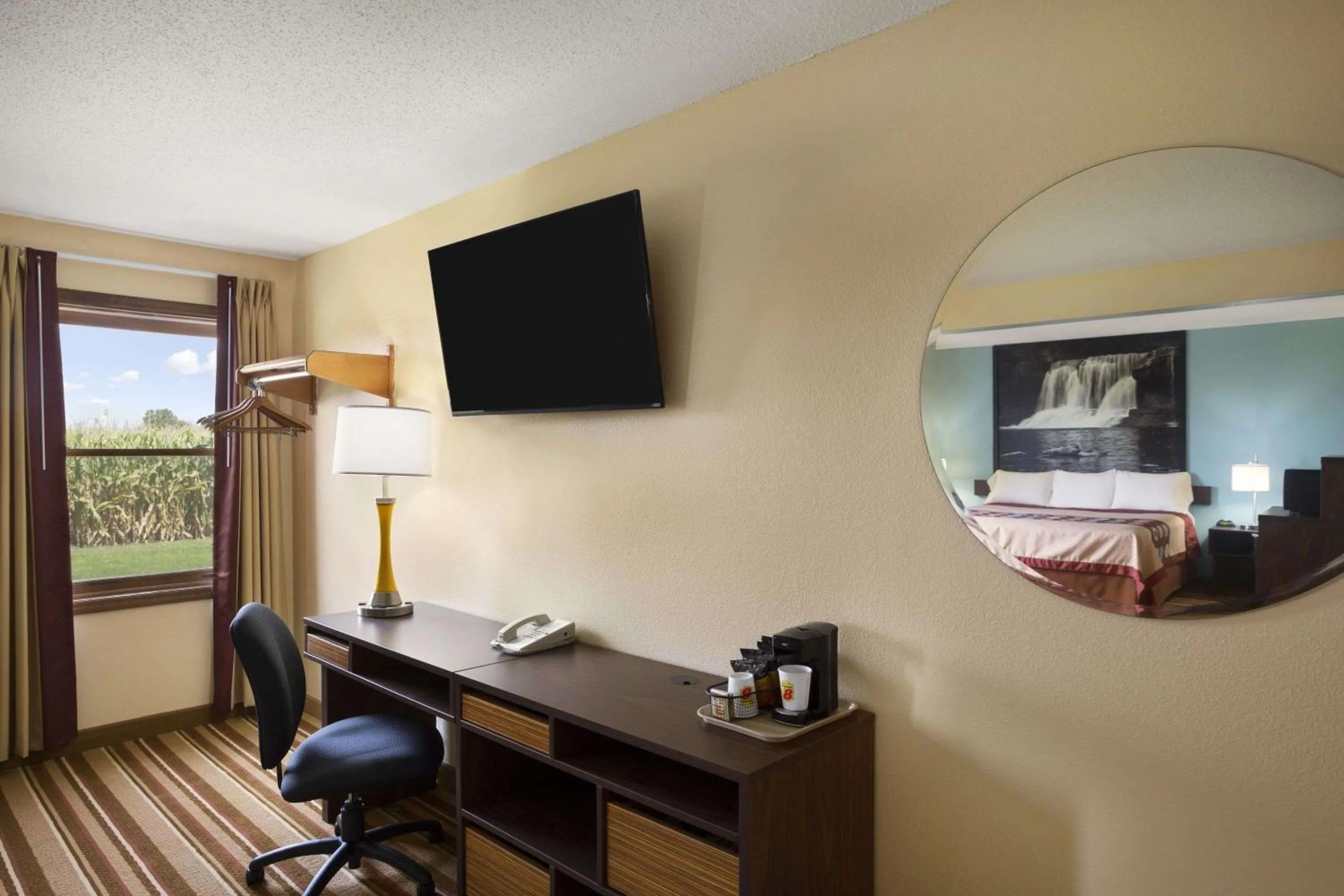 Photo of the whole room, Bed in Super 8 by Wyndham Mattoon