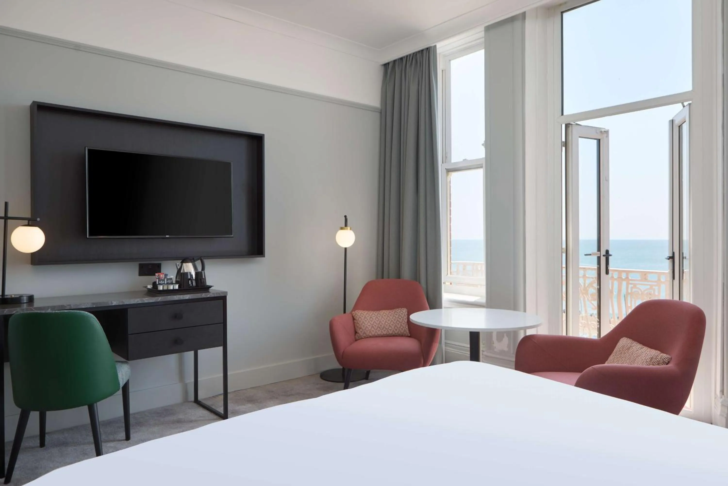 Photo of the whole room, Bed in DoubleTree By Hilton Brighton Metropole