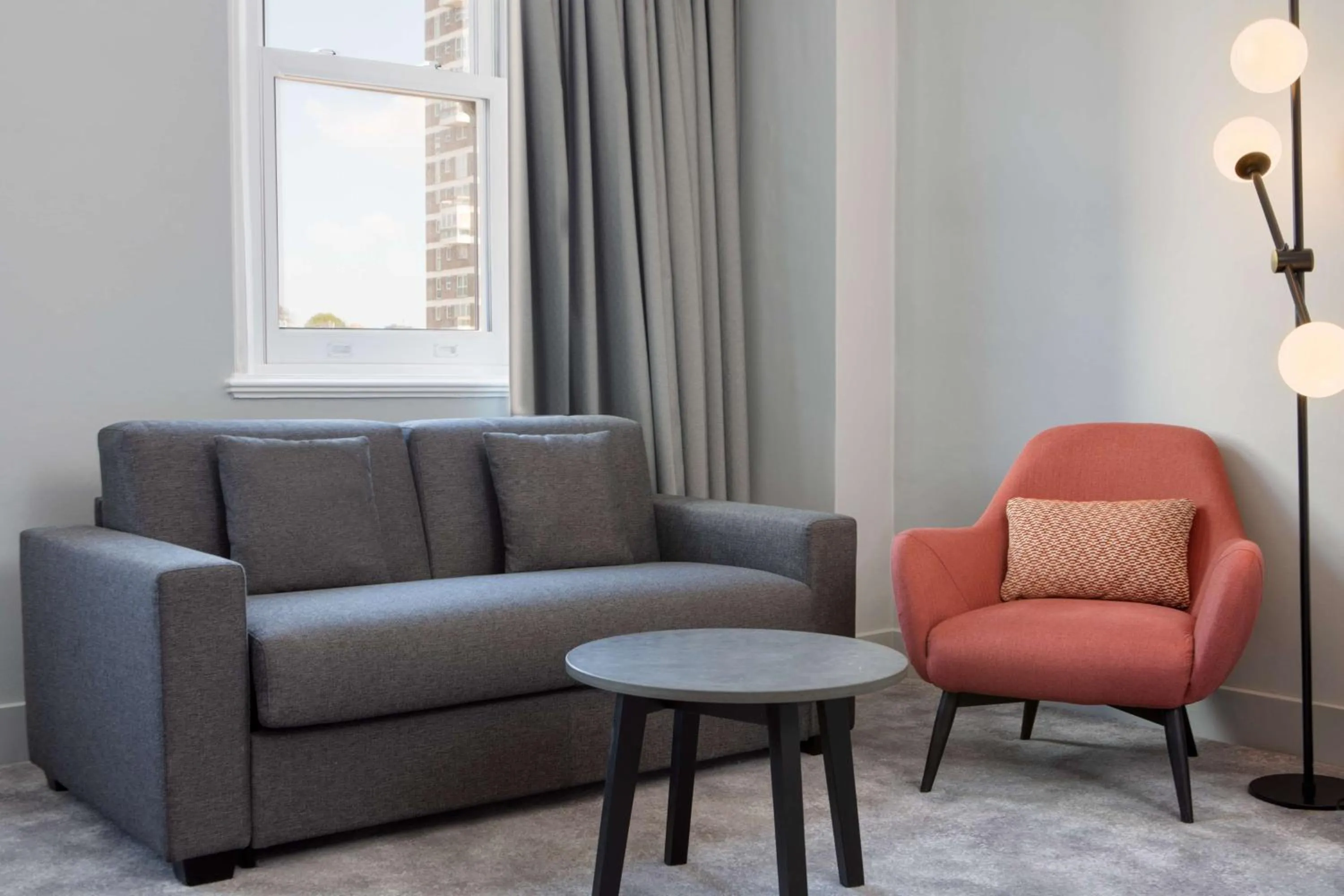 Living room in DoubleTree By Hilton Brighton Metropole