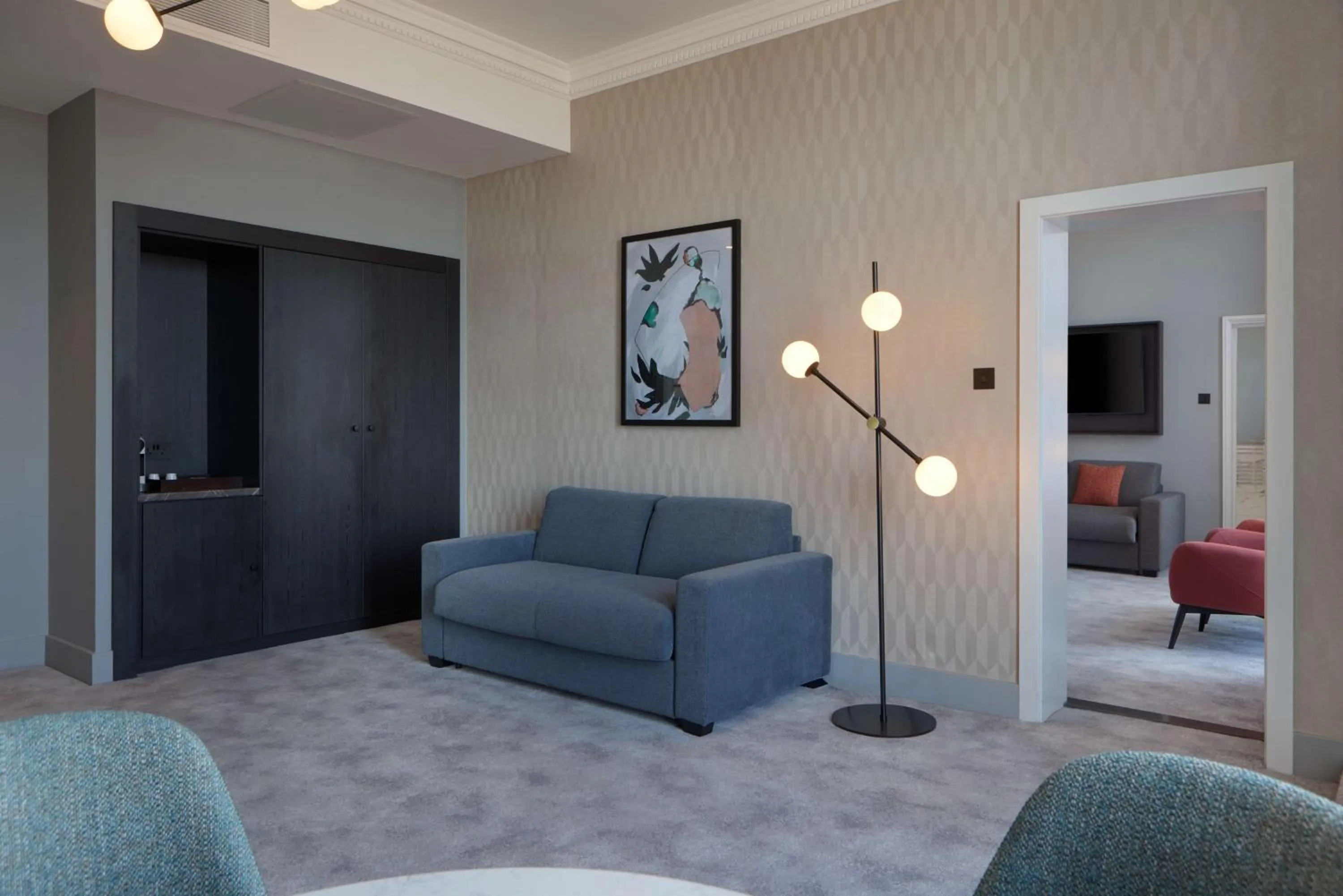 Living room in DoubleTree By Hilton Brighton Metropole