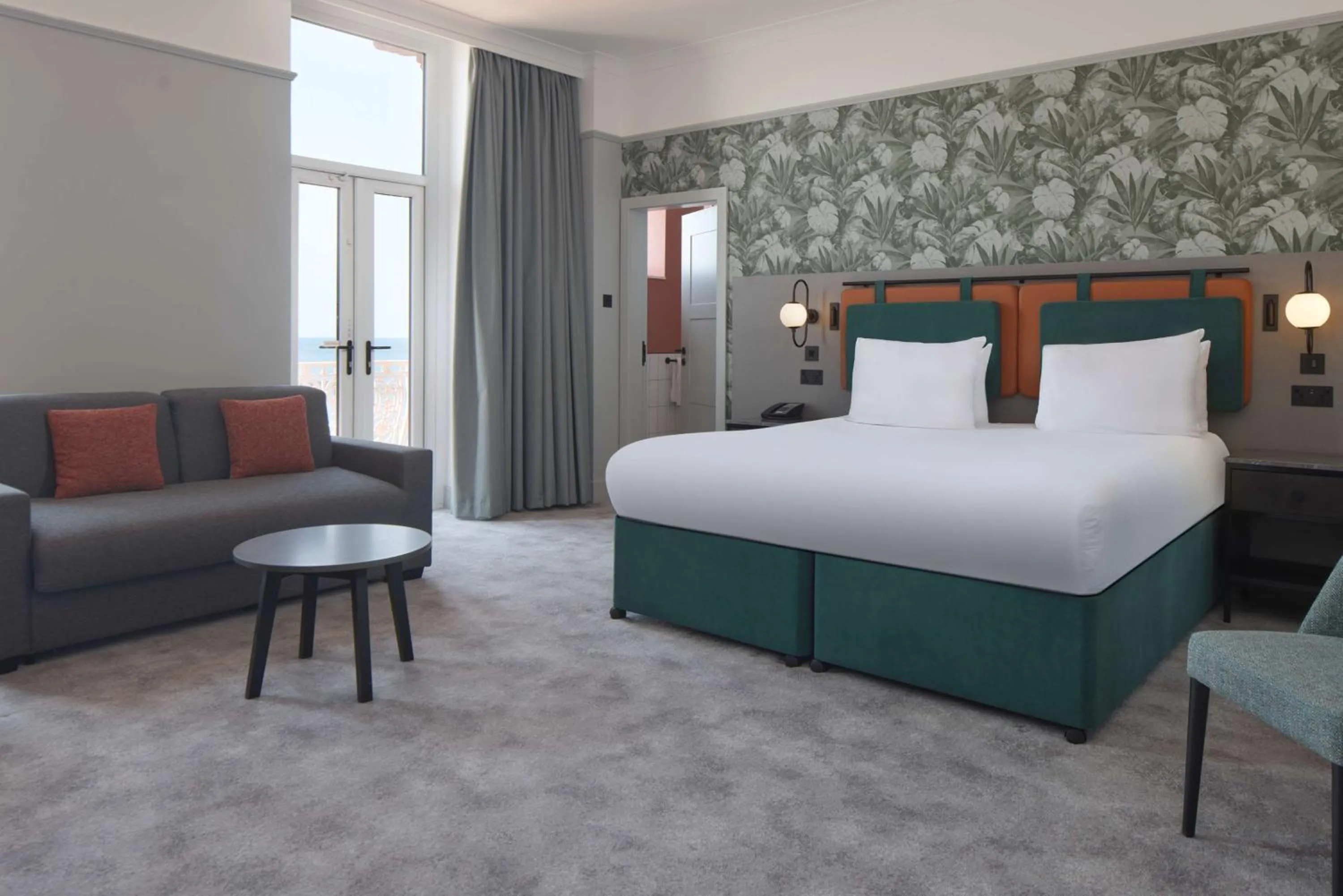 Living room, Bed in DoubleTree By Hilton Brighton Metropole