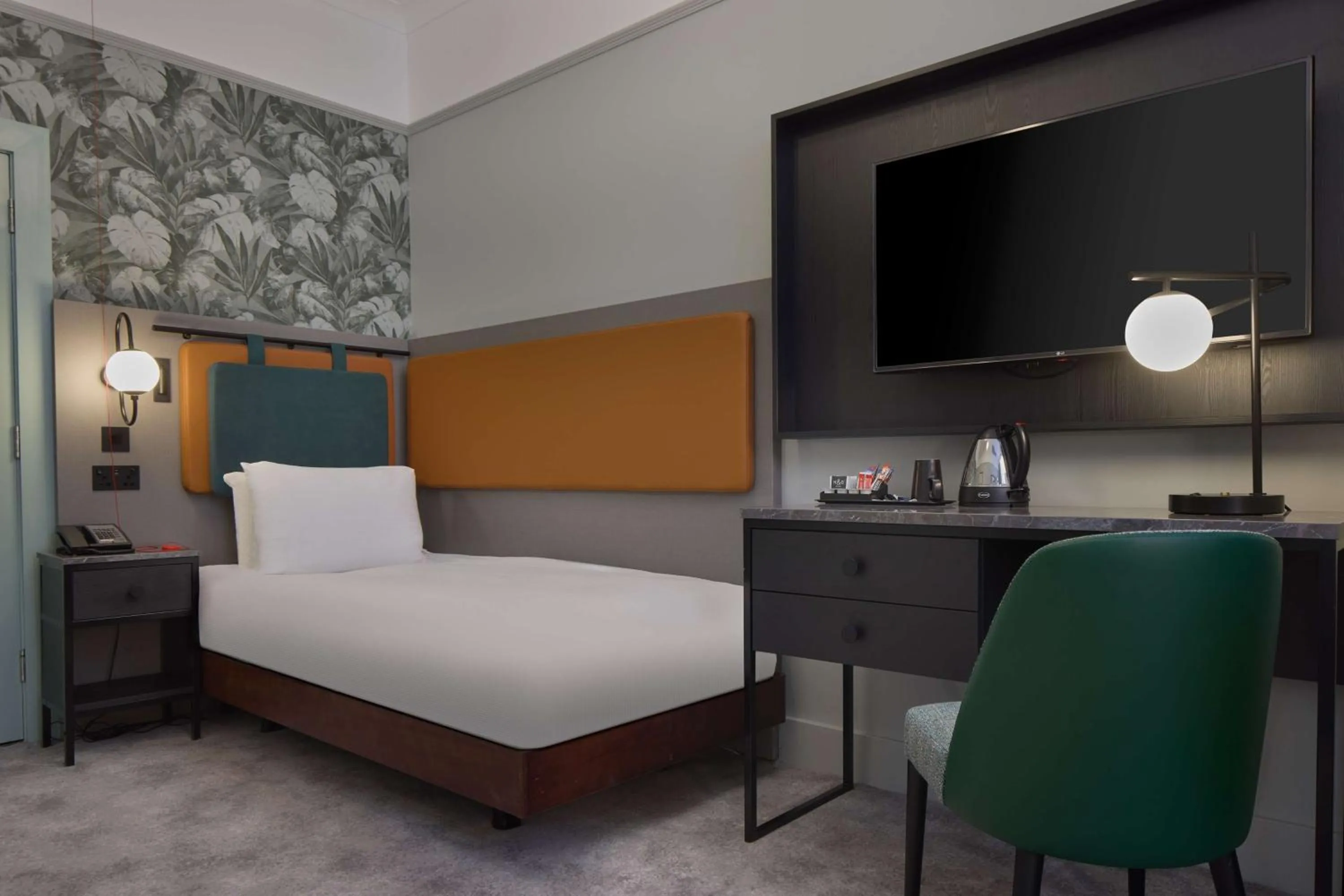 Bedroom, Bed in DoubleTree By Hilton Brighton Metropole