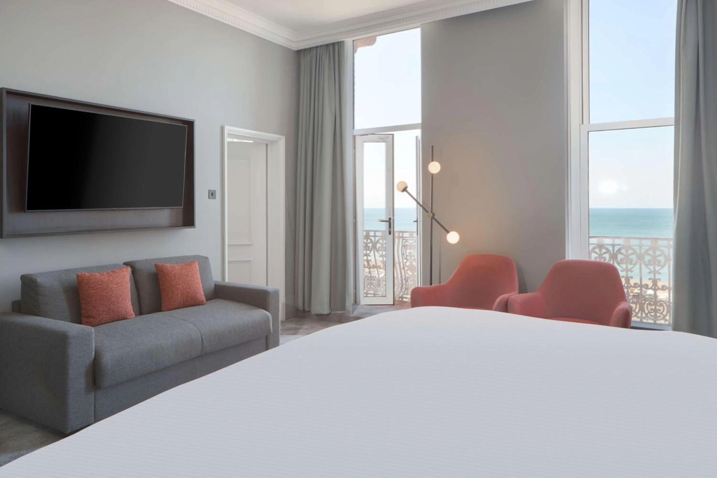 Living room, Bed in DoubleTree By Hilton Brighton Metropole