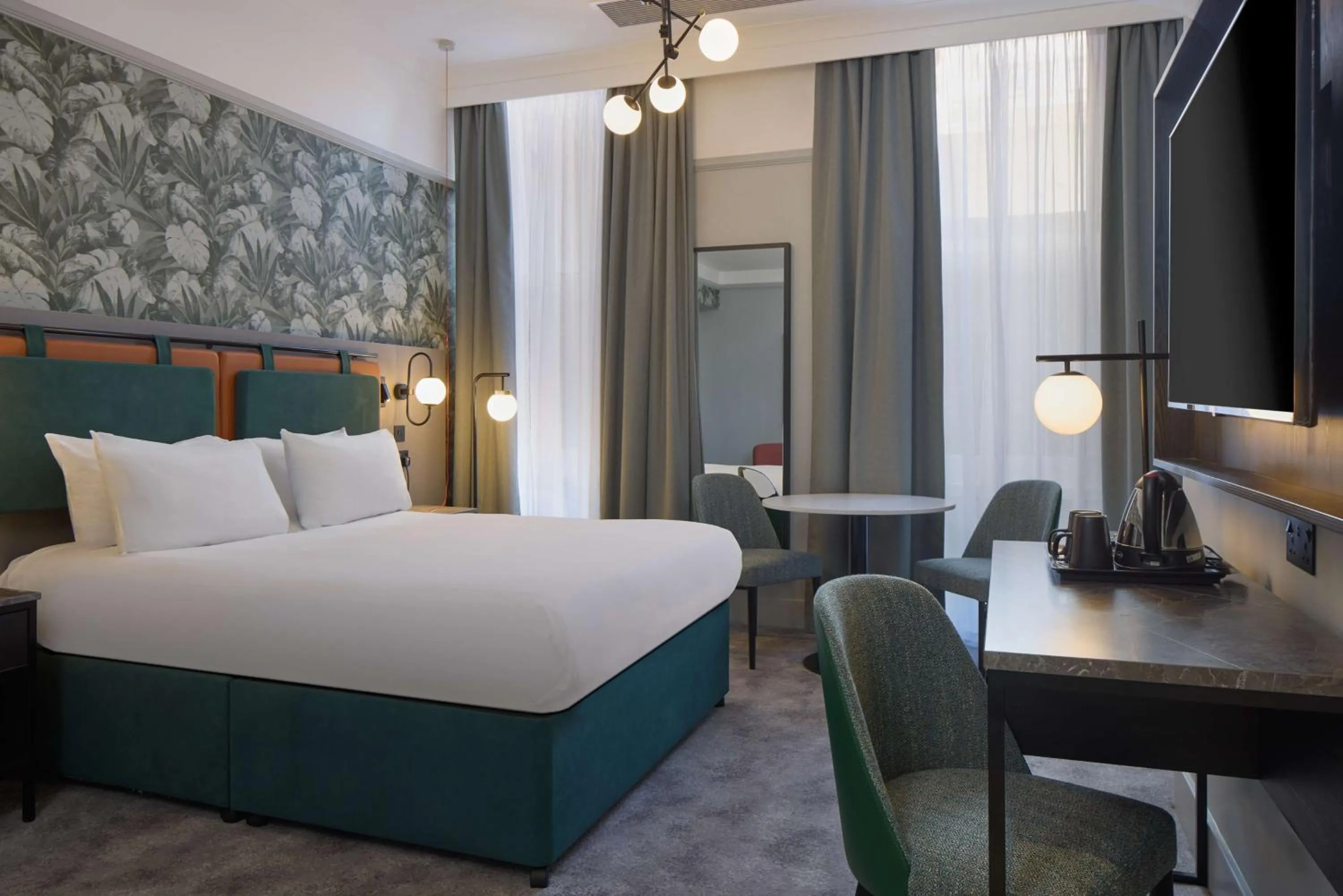 Bedroom, Bed in DoubleTree By Hilton Brighton Metropole