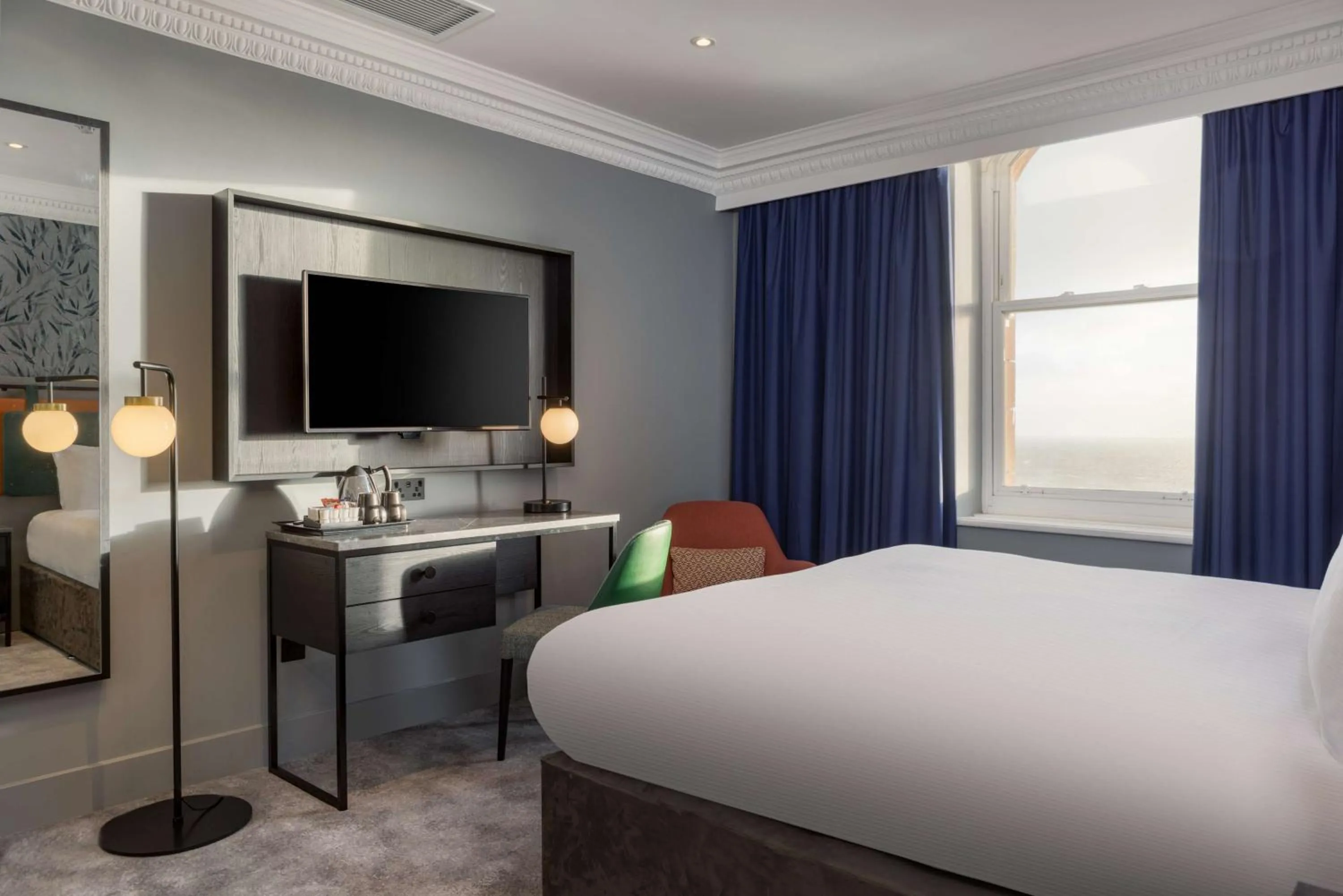Bedroom, Bed in DoubleTree By Hilton Brighton Metropole