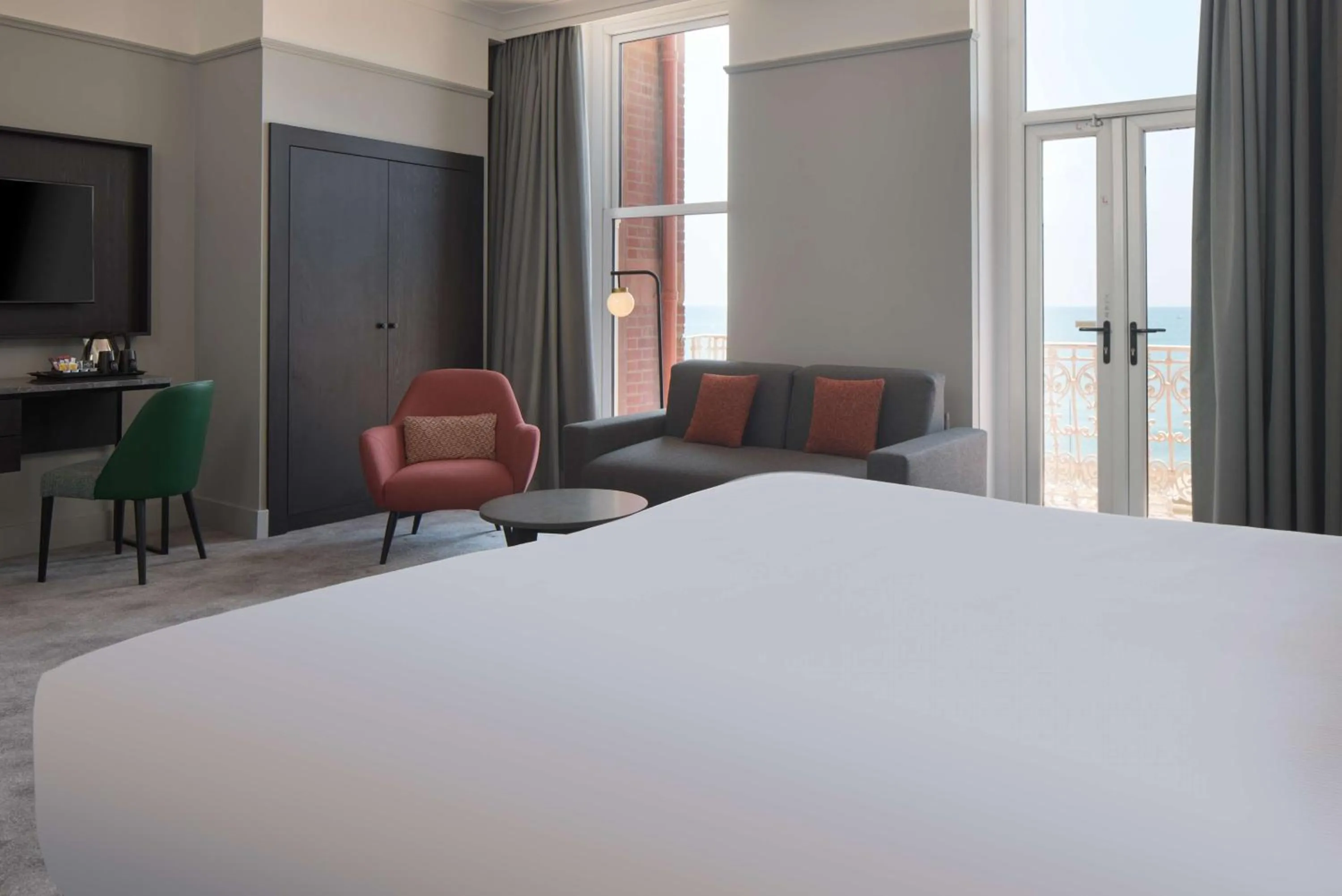 Living room, Bed in DoubleTree By Hilton Brighton Metropole