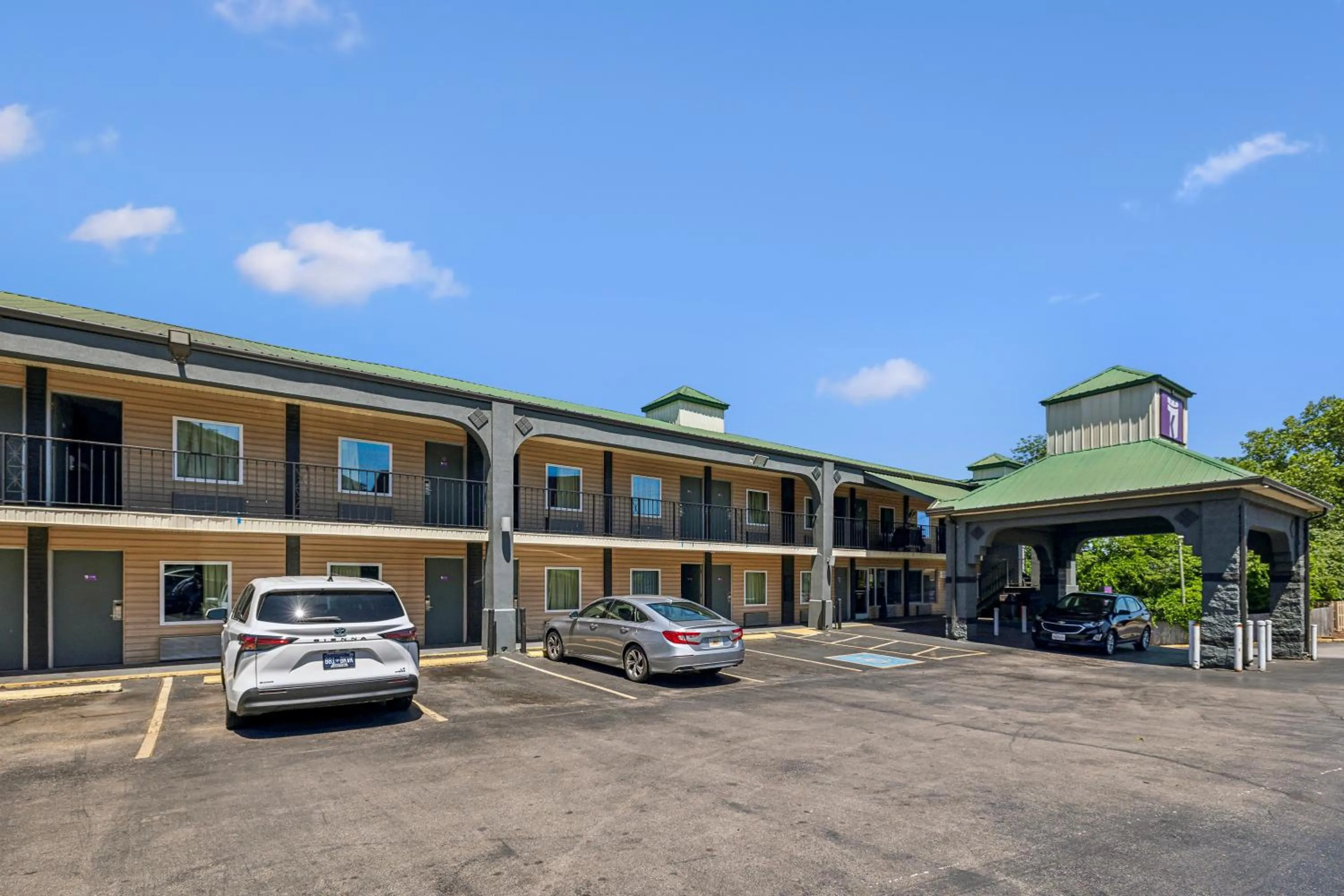 Property building in Knights Inn Antioch