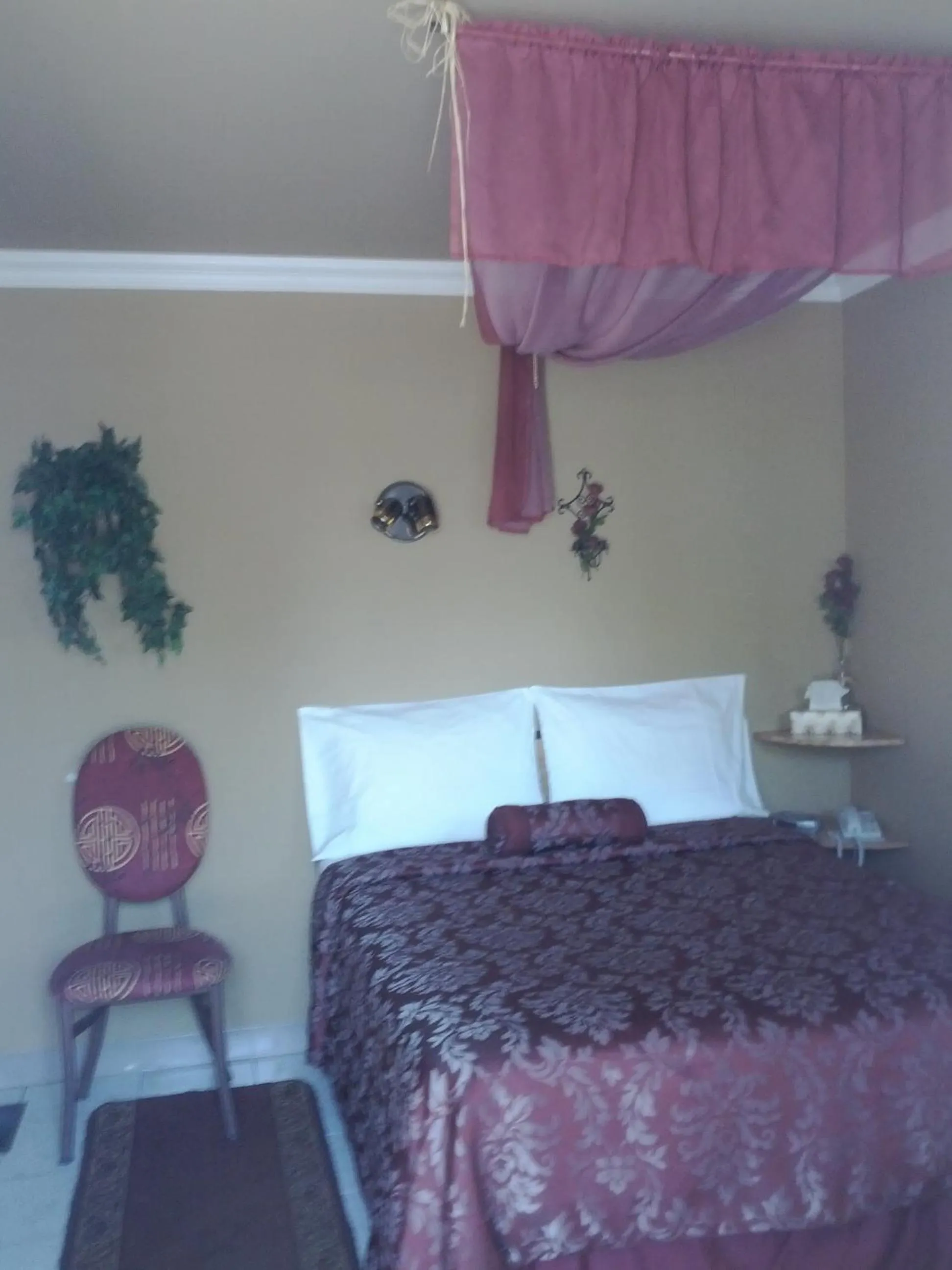 Decorative detail, Bed in Motel Montgolfière JP