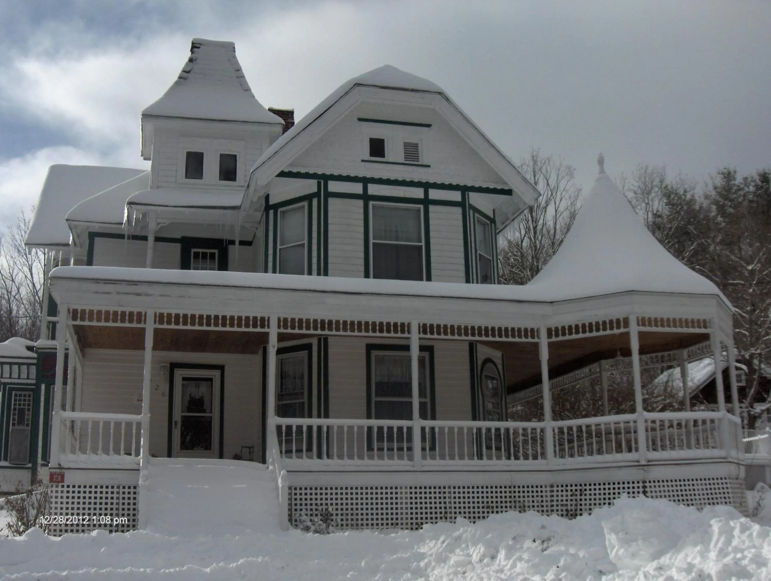 Facade/entrance in Antique Rose Inn Windham