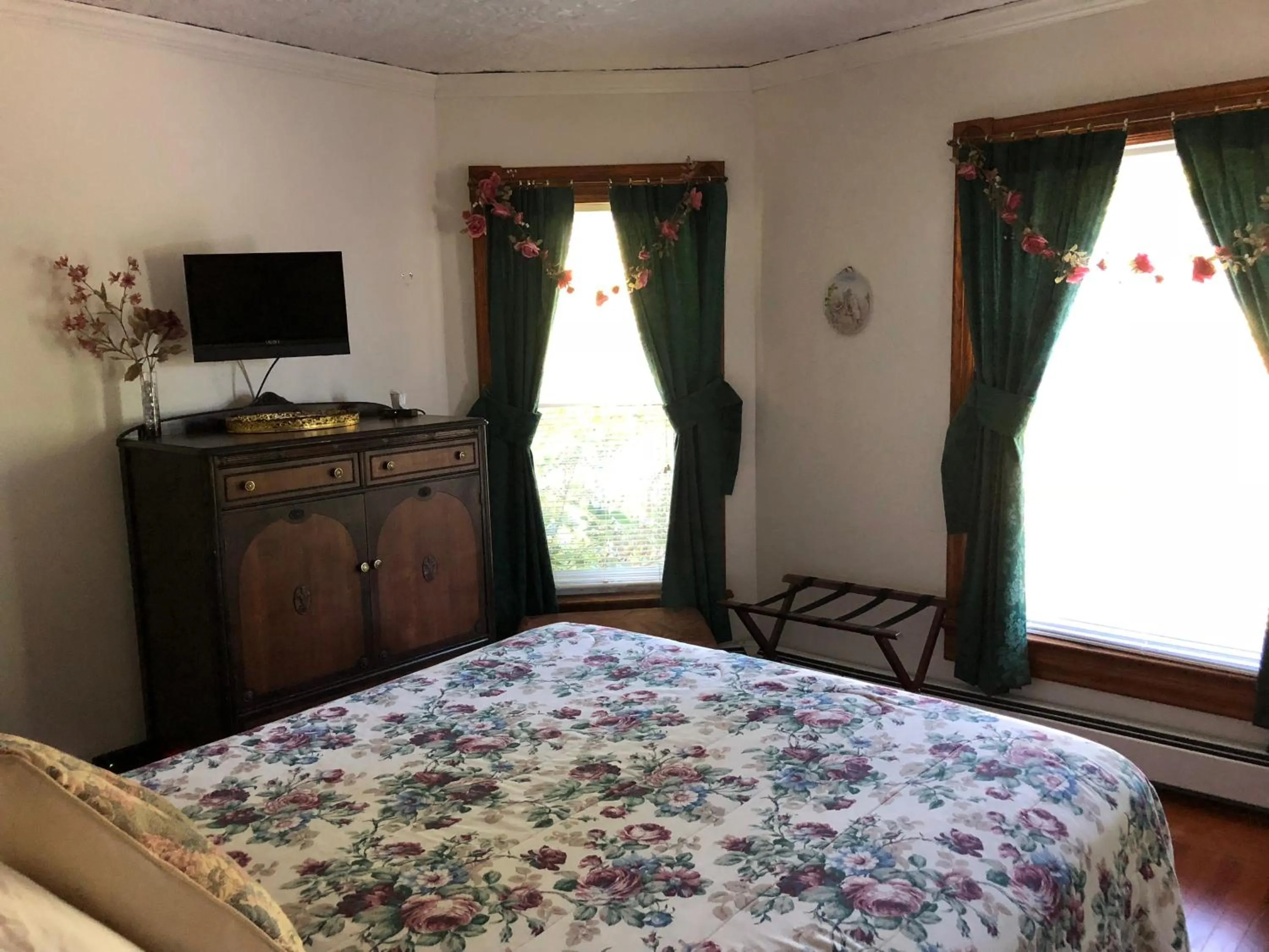 Photo of the whole room, Bed in Antique Rose Inn Windham